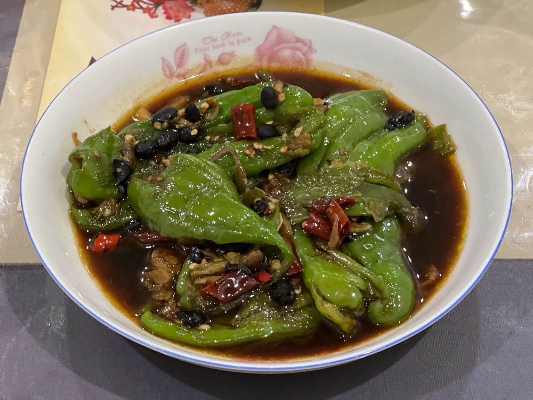 便宜又下饭的荷包辣椒 做法: 1,辣椒洗干净拔掉辣椒蒂,(辣椒要选乡下