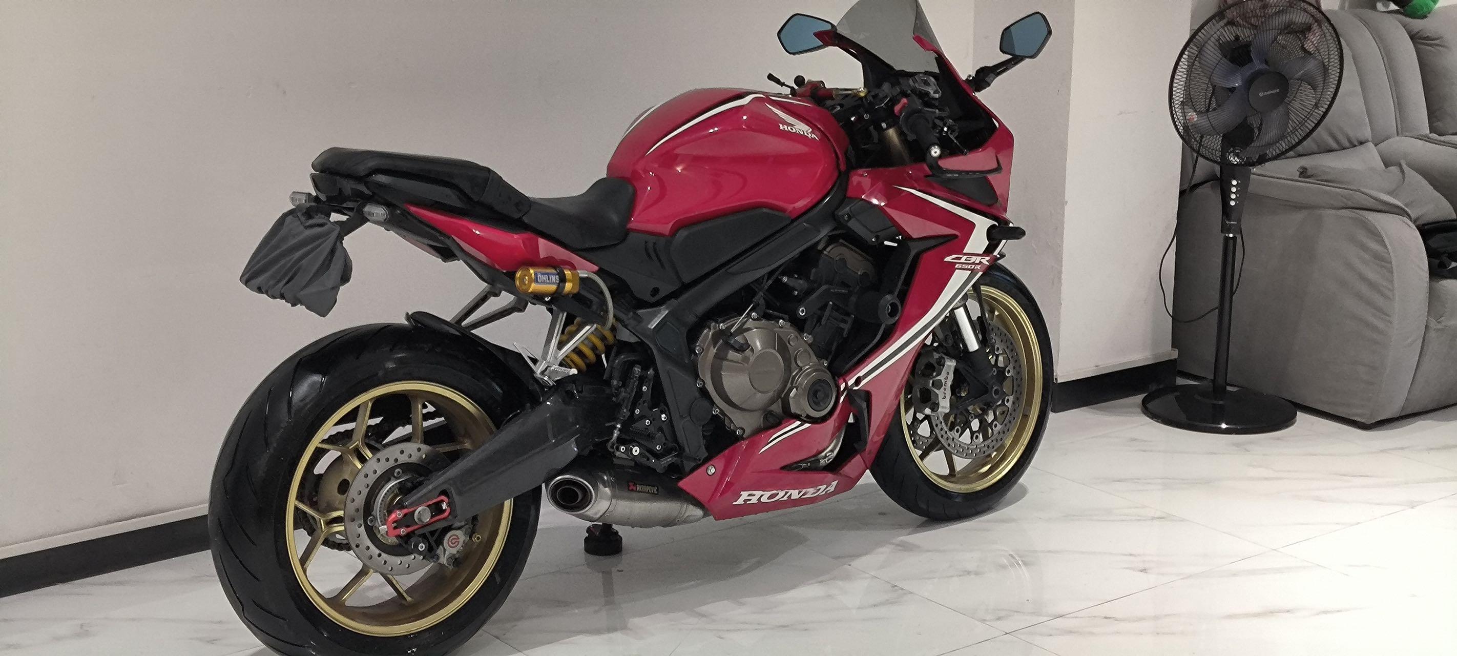 大贸20年本田cbr650r  1万多公里 简介:改装全段天蝎排气,ohlins后