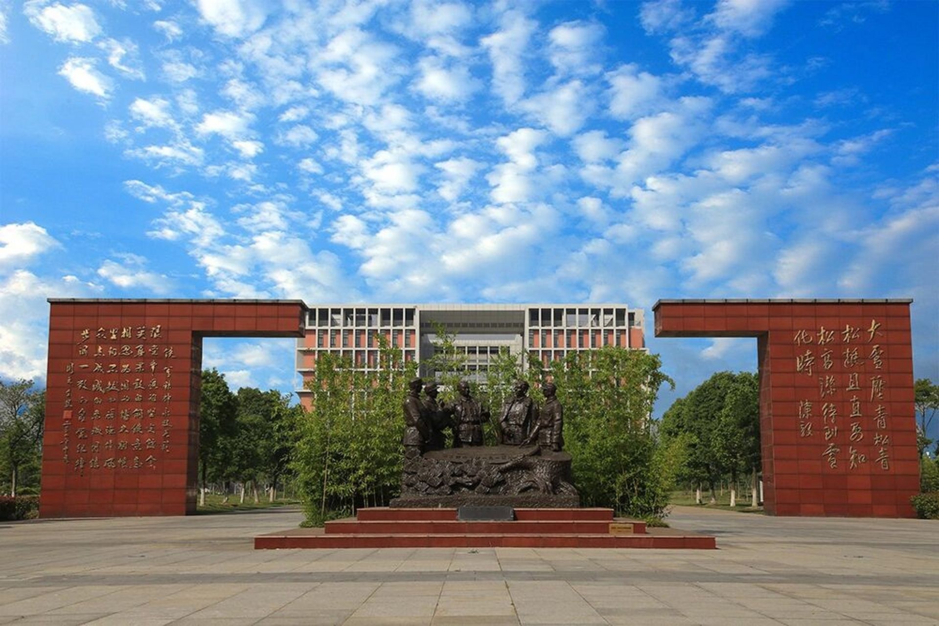 金陵科技学院在南京地理位置最好,院校排名最低;江苏师范大学则是院校