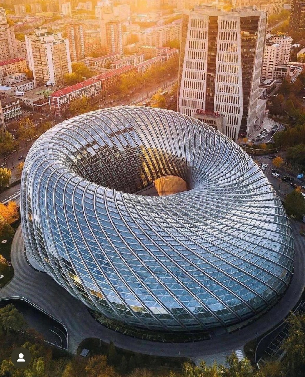 北京凤凰卫视办公大楼,莫比乌斯环概念 由北京建筑设计研究所(biad)