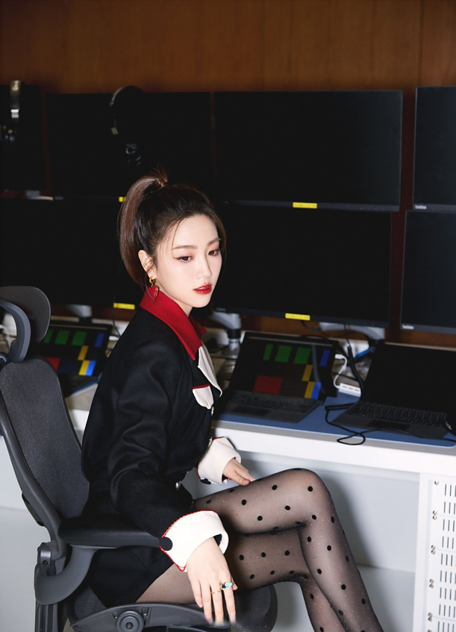 江苏卫视美女主持人 张纯烨