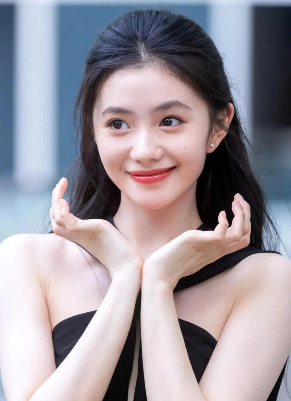 天生丽质的刘浩存,五官单独拿出来都很普通,放在一张脸上确实很惊艳