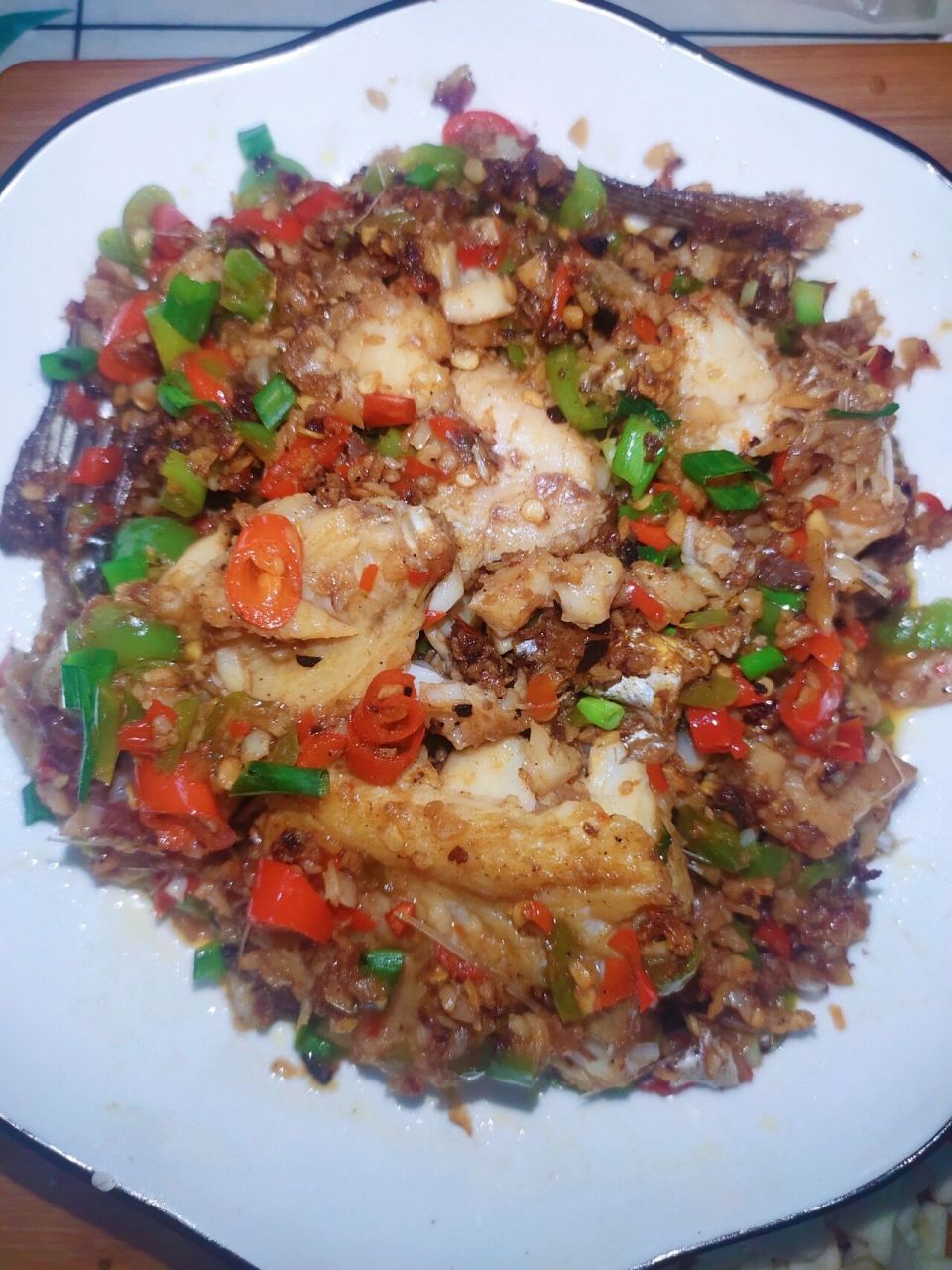 一条大头鱼,鱼头鱼尾分开吃 95是一道非常下饭的菜,也有各种做法