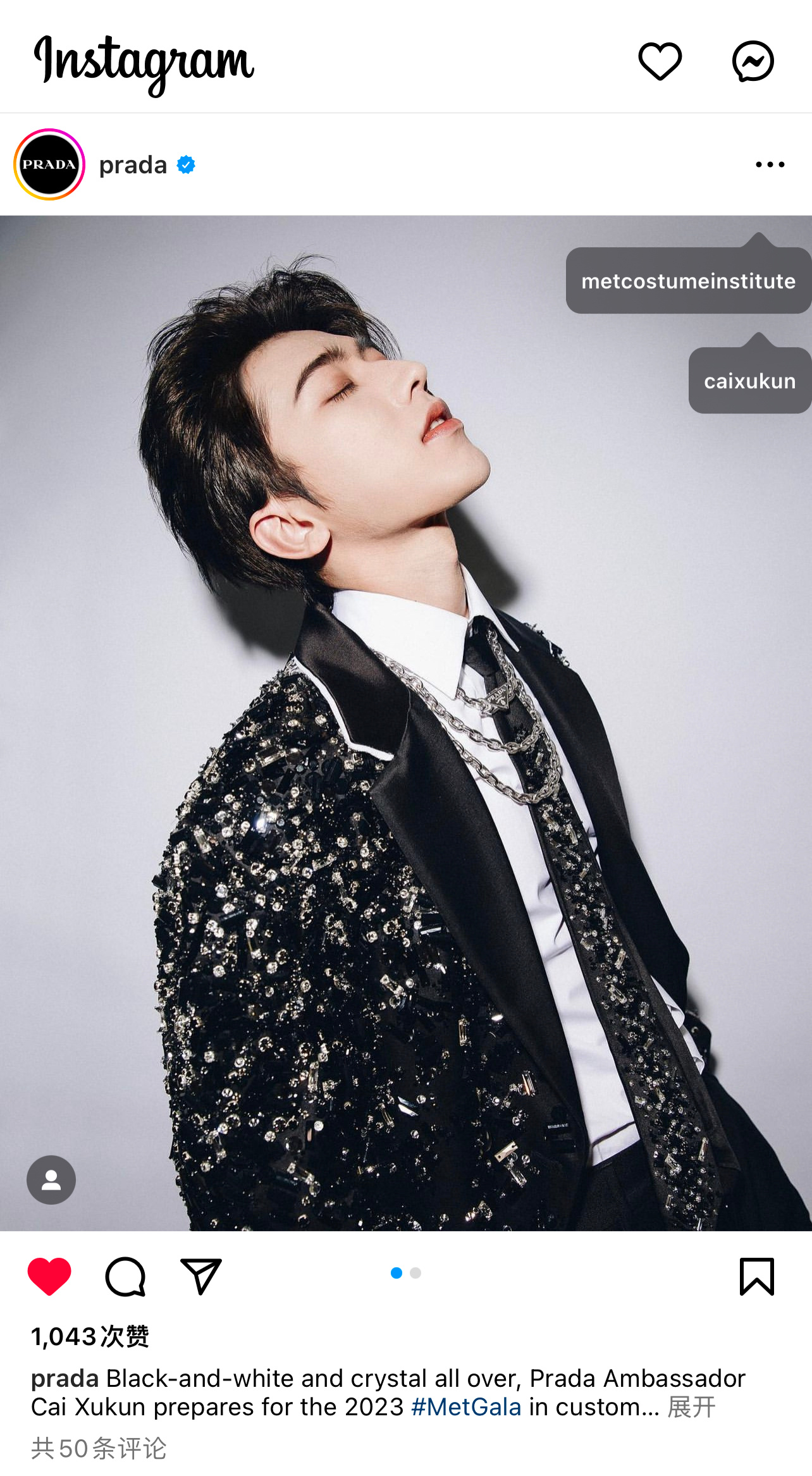 翻译参考:普拉达代言人蔡徐坤以黑白晶莹剔