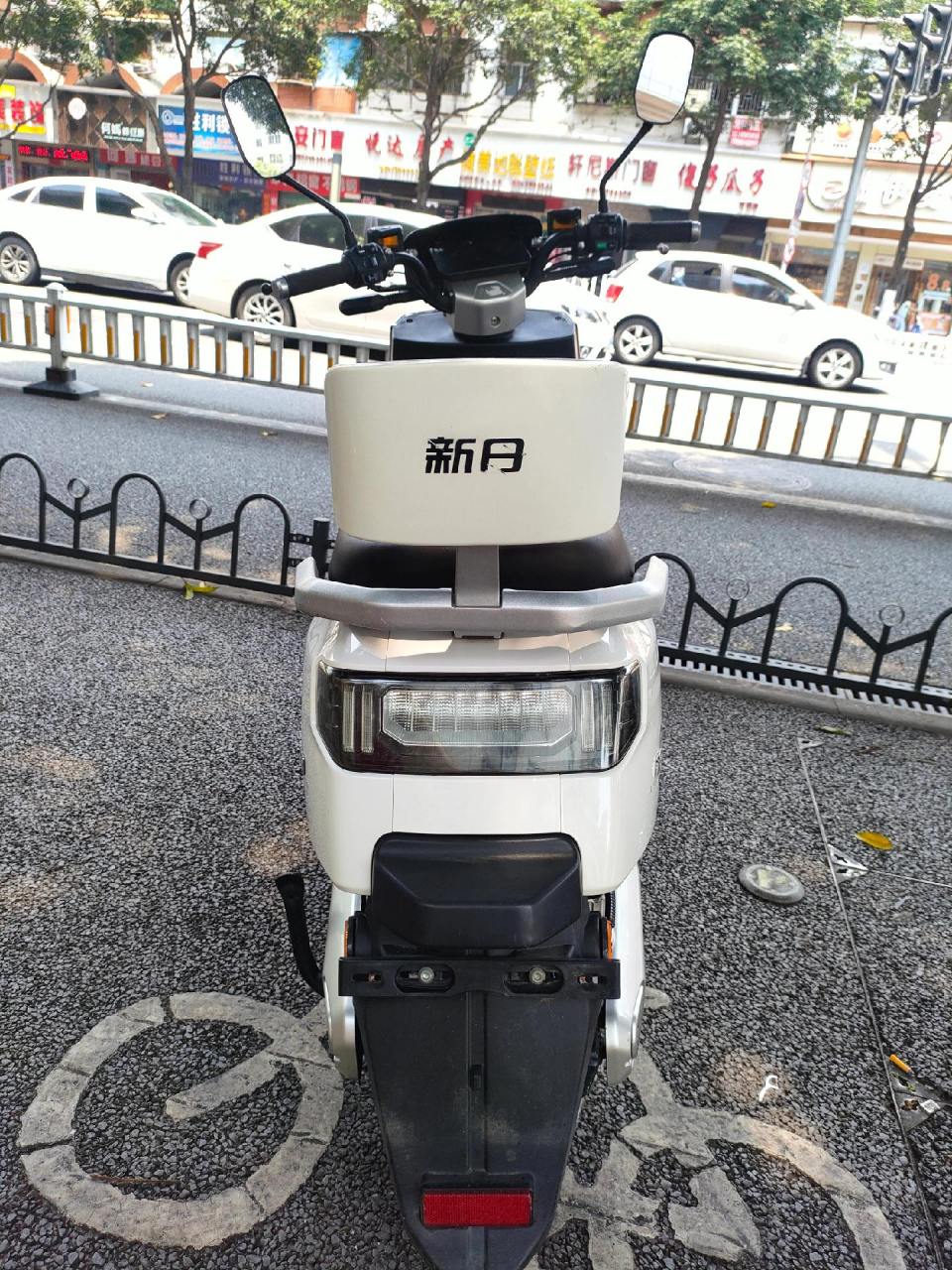新日大品牌,72v6个石墨烯电池刚换不久,续航50公里左右,1200瓦电机