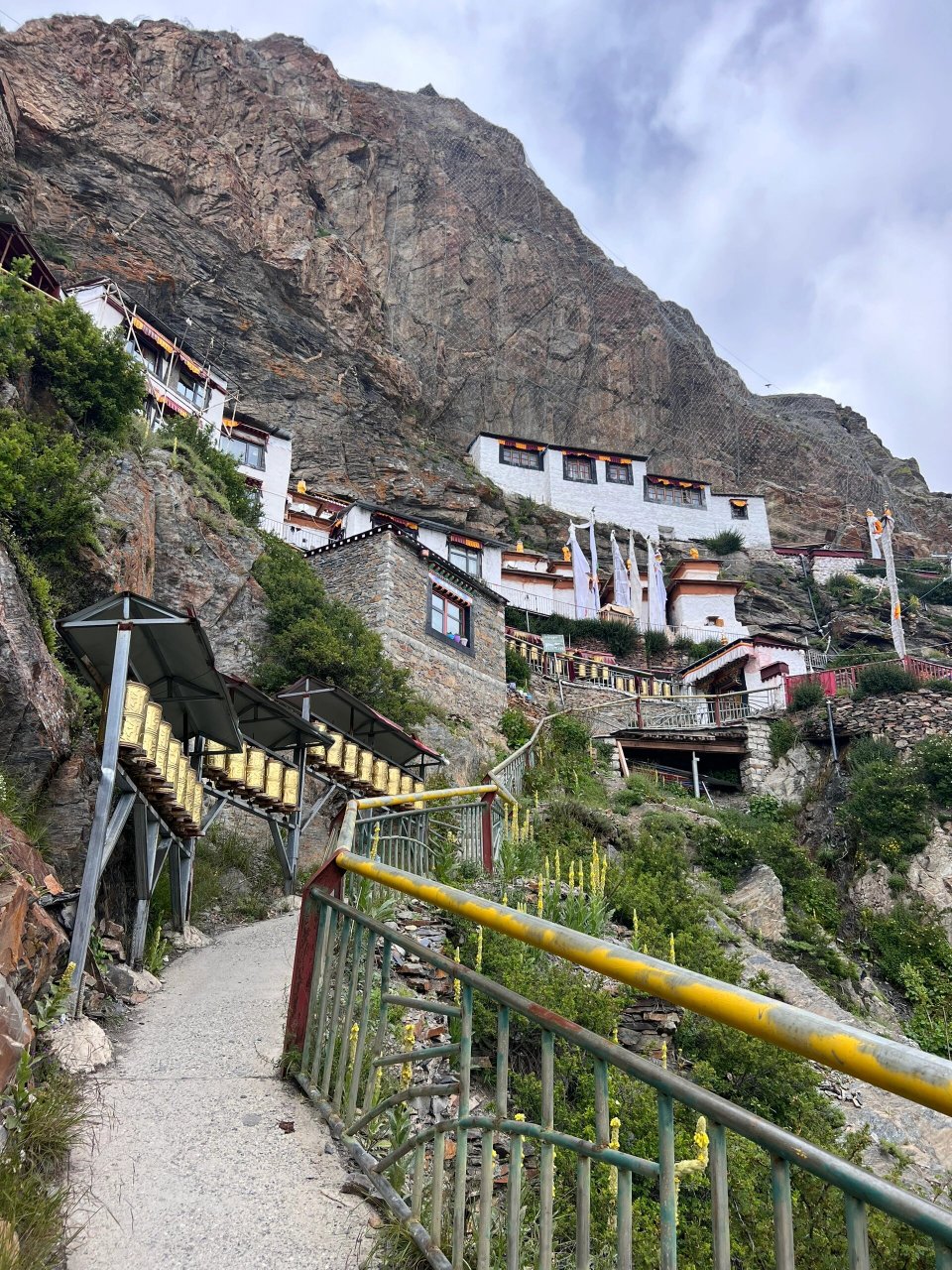 吉隆·查嘎寺|隐藏在西藏边境的小众悬崖寺庙 99查嘎寺: 尊称"峭壁