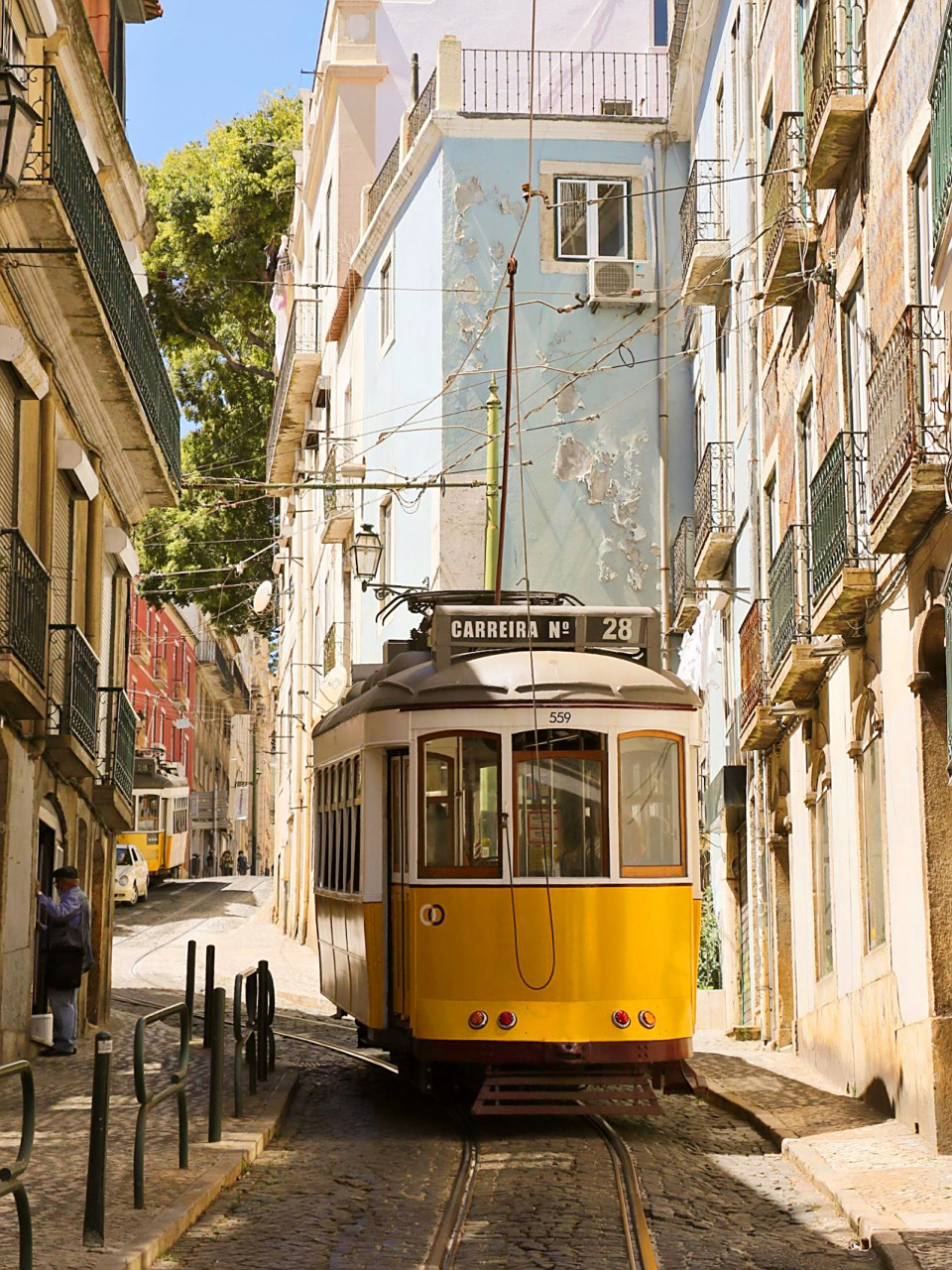 28路电车穿梭在街道,山坡,教堂前的模样,是葡萄牙9195里斯本zui
