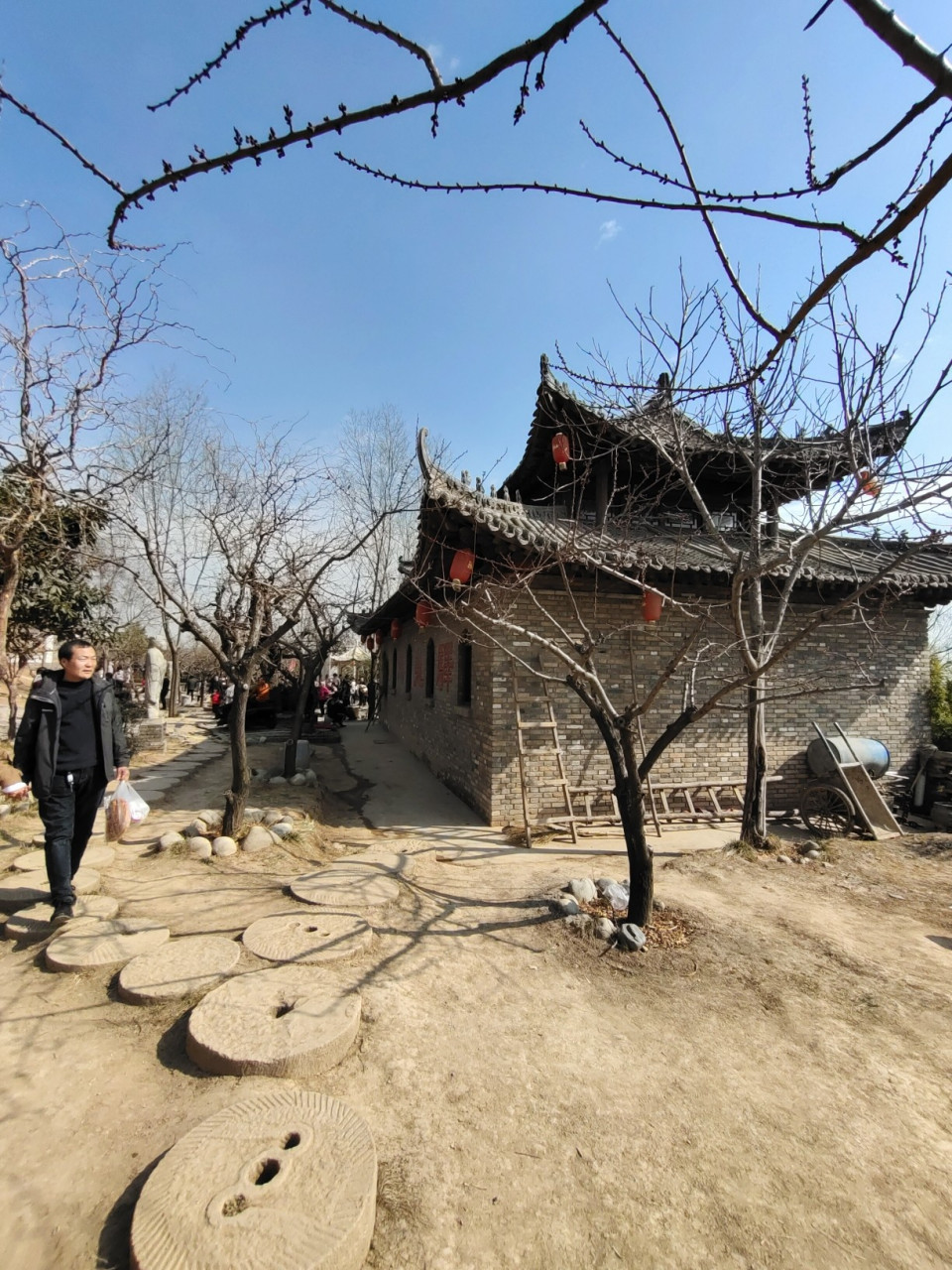 马嵬驿景区 马嵬驿,即马嵬坡,位于陕西省兴平市西约11公里.