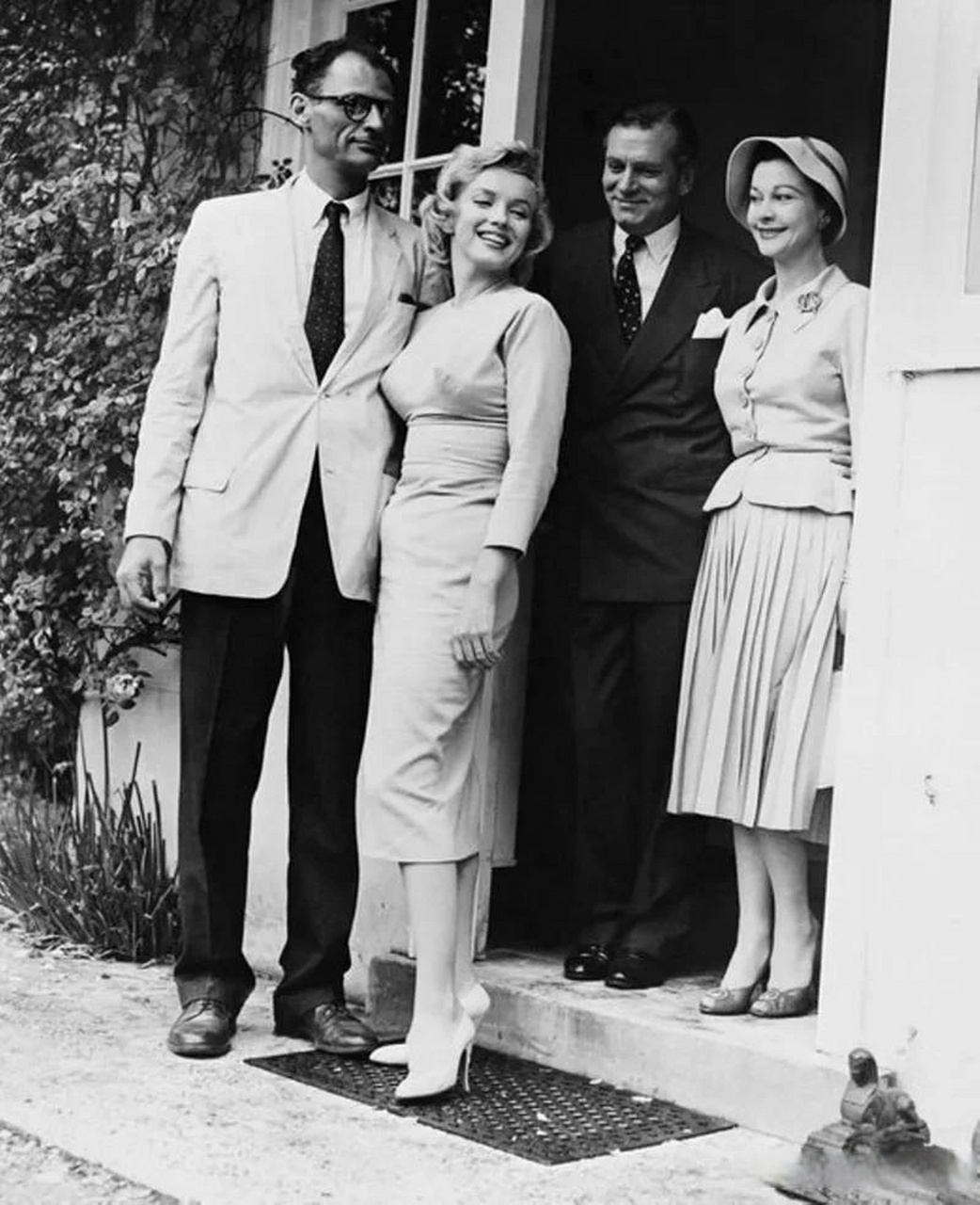 1956年,玛丽莲·梦露和她的第三任丈夫阿瑟·米勒,站在英国萨里郡