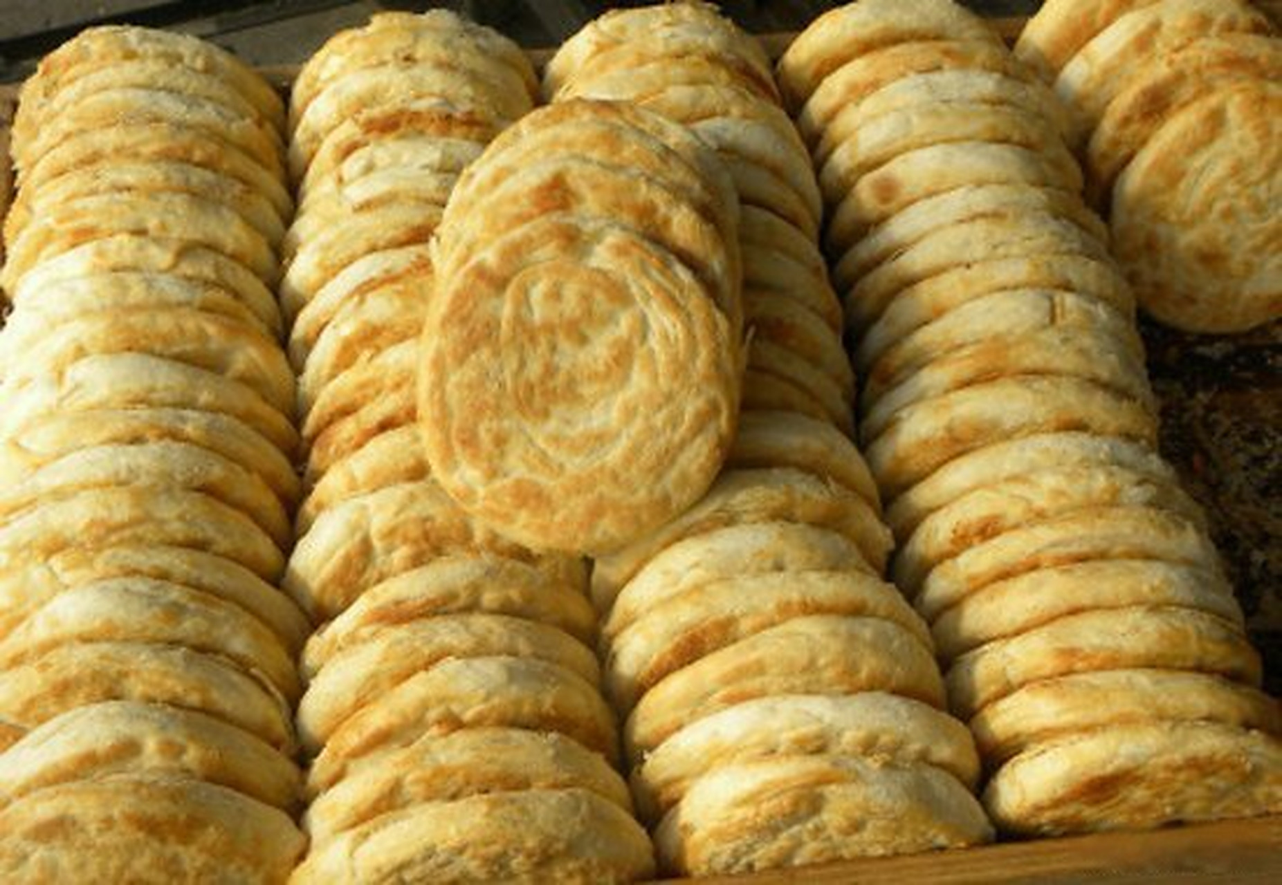 莱芜烧饼发源于泰安范镇的徐家烧饼,后来此技艺在泰莱交界处的范镇