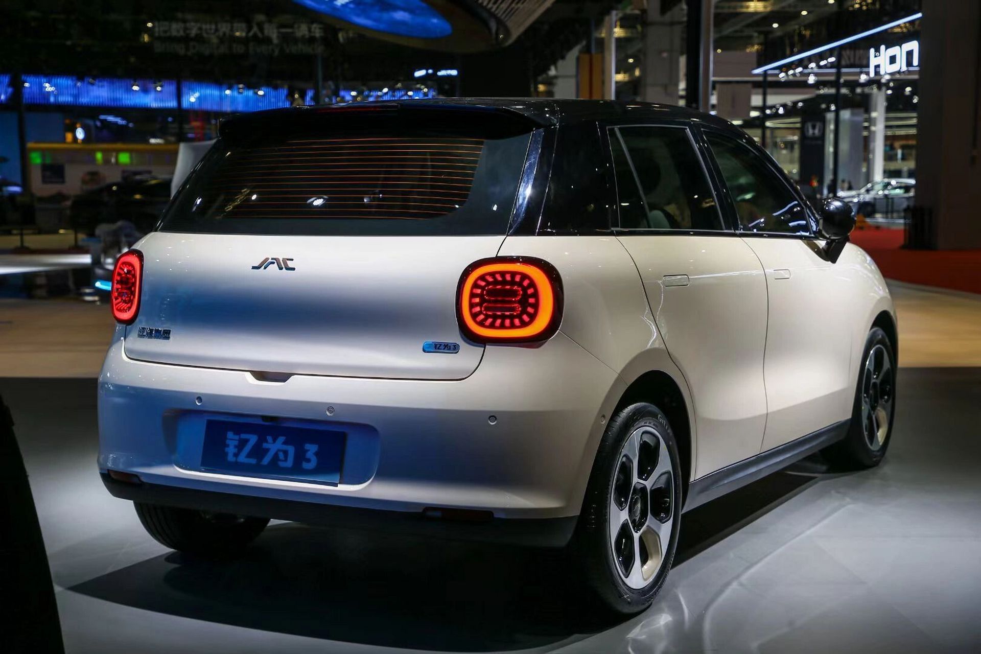 买微型车再等等,它来了~ ev3的这些亮点,你必须得知道! 1.