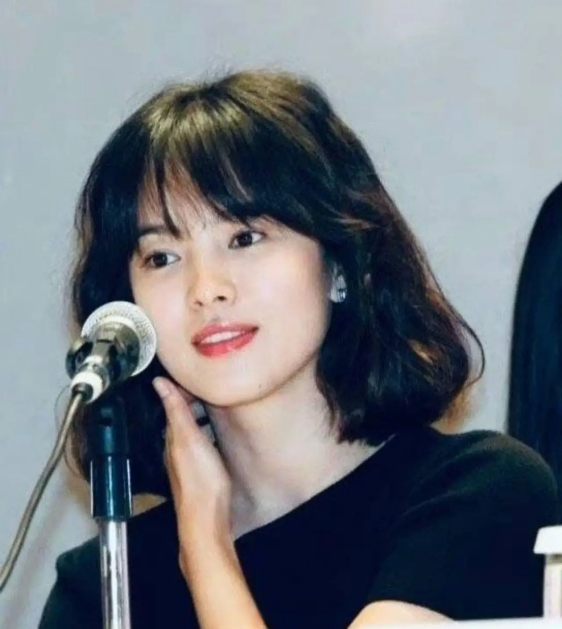 少女时期的宋慧乔照片曝光,和如今的模样好像没多大变化,岁月在她脸上