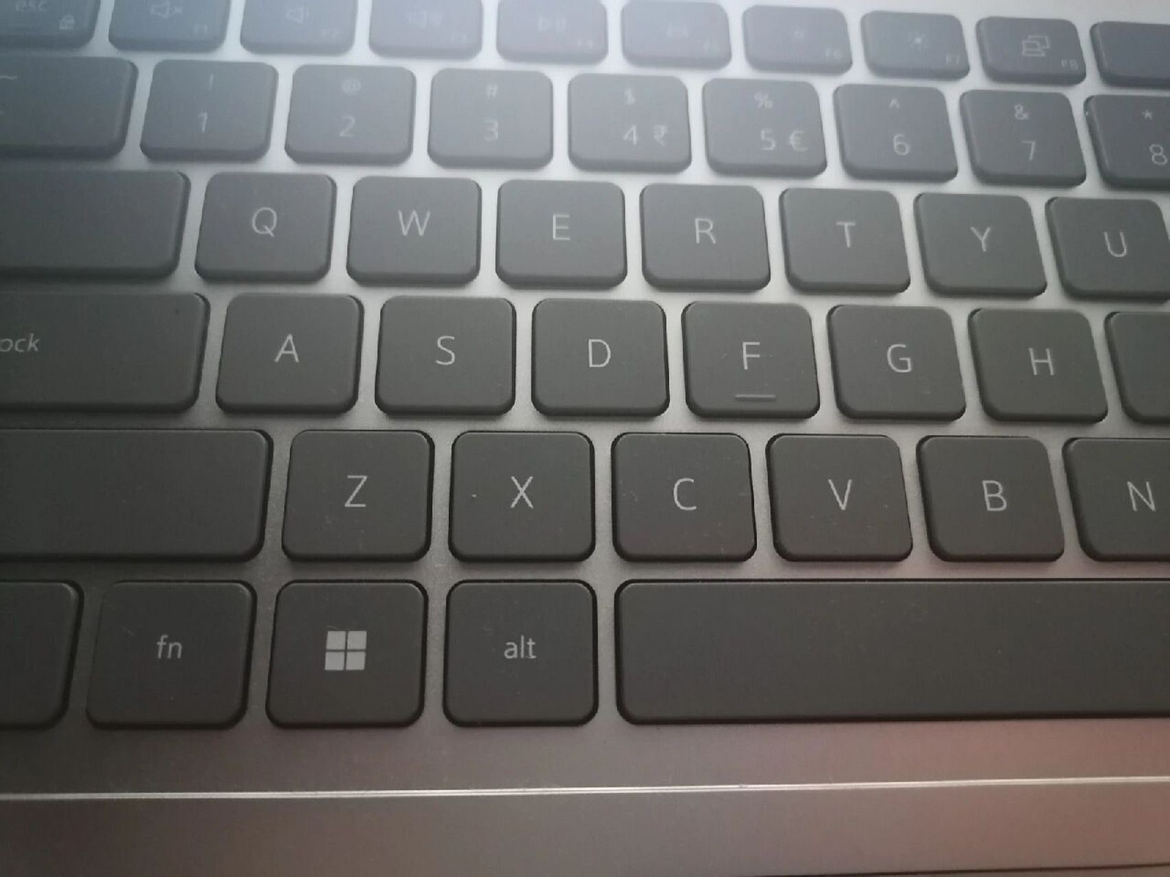 我的笔记本是戴尔的,今天突然发现背光键盘不亮了,有人知道怎么办 ??