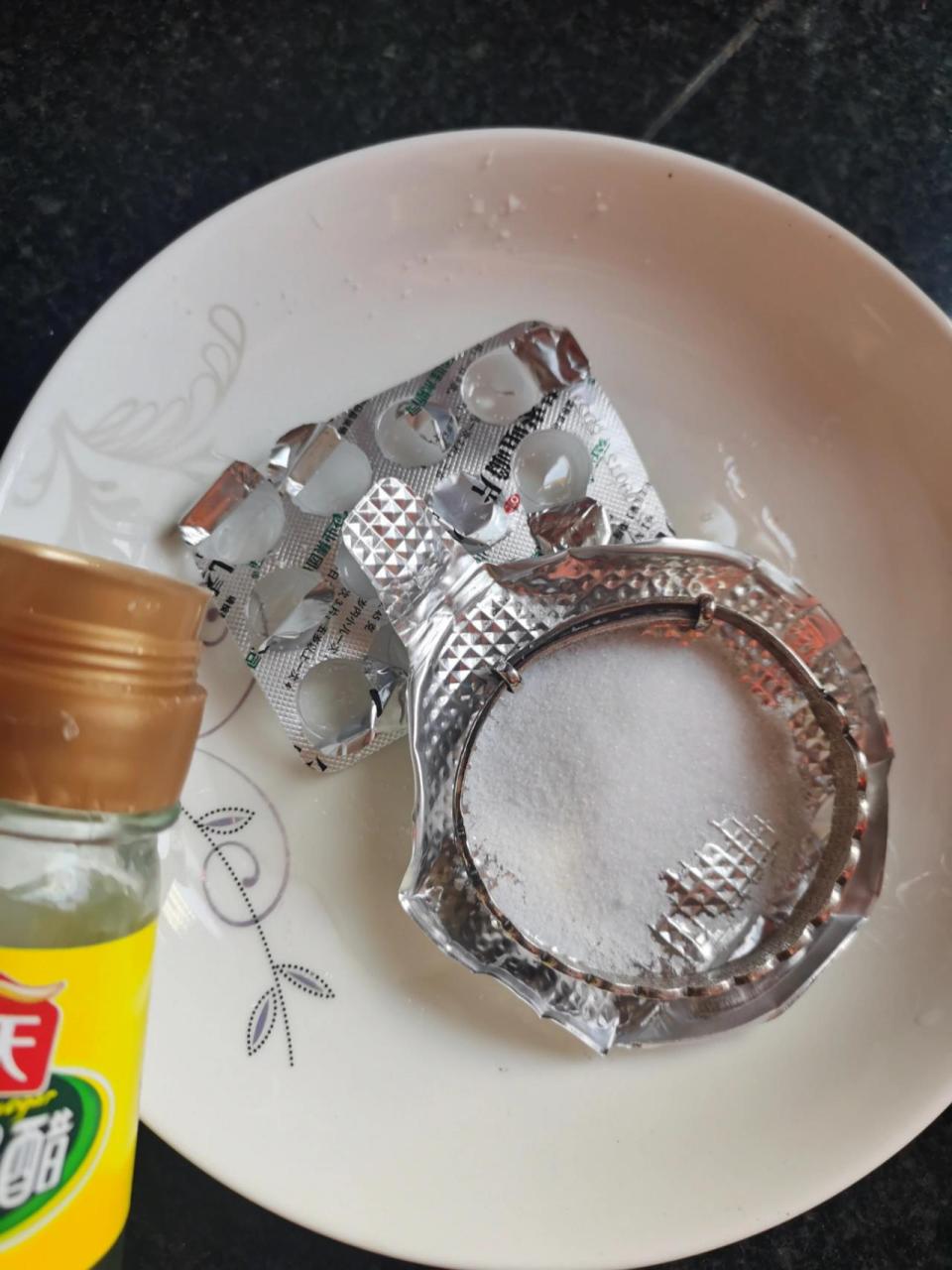 亲测锡纸洗银方法 方法:锡纸 2勺盐 2勺白醋 开水没过饰品 第一次用了