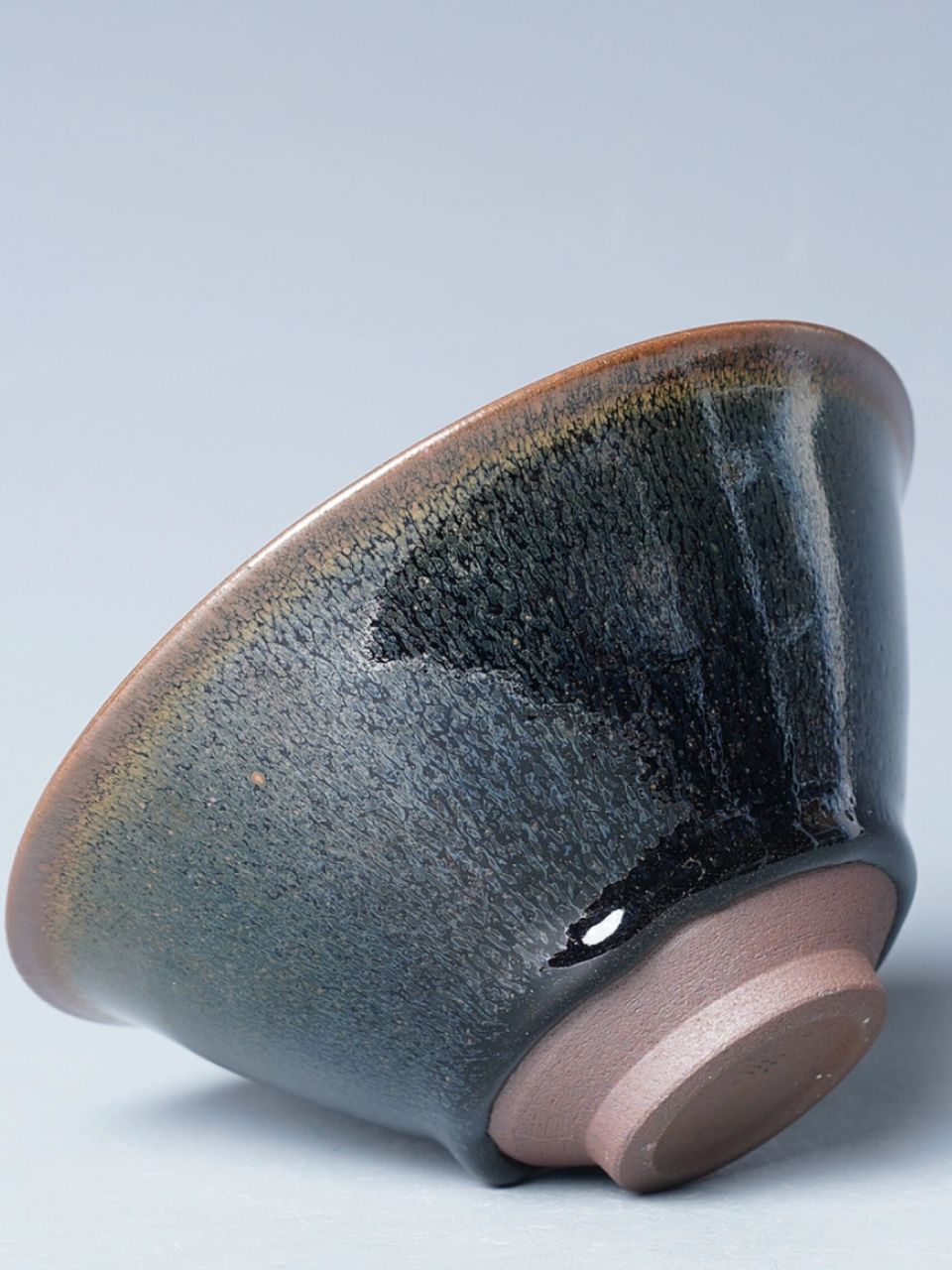 古法柴烧油滴建盏 建窑油滴釉属于铁系结晶釉, 特征是铁氧化物在黑釉