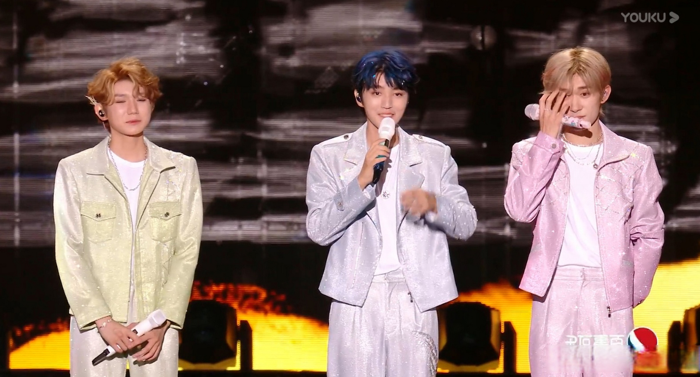 tfboys是不是因为身高的原因,三个人看着都还像小孩,毫无气势可言