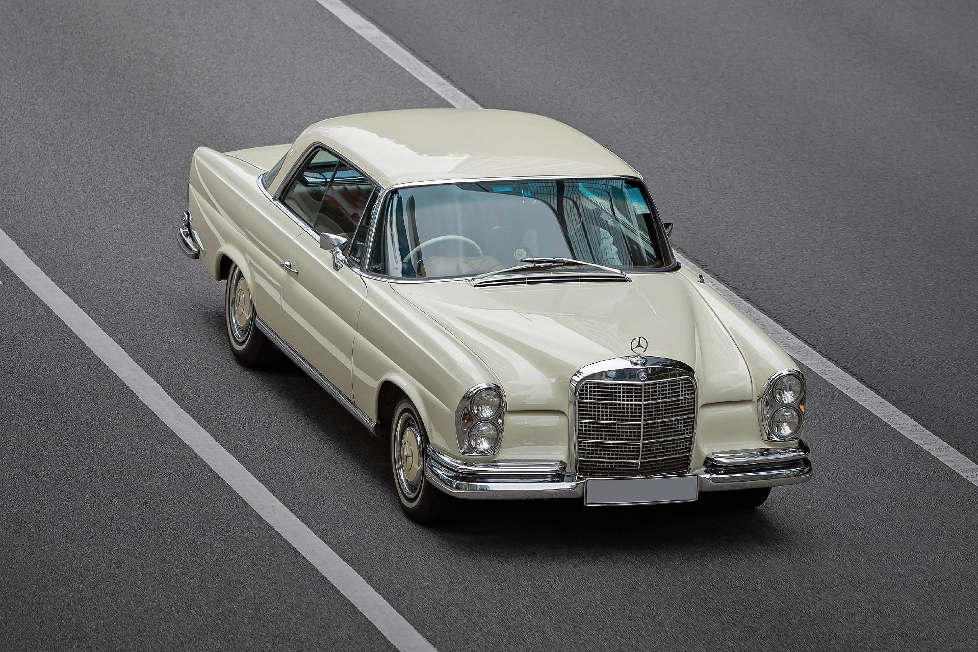 香港街头街拍经典的老爷车:奔驰280se.