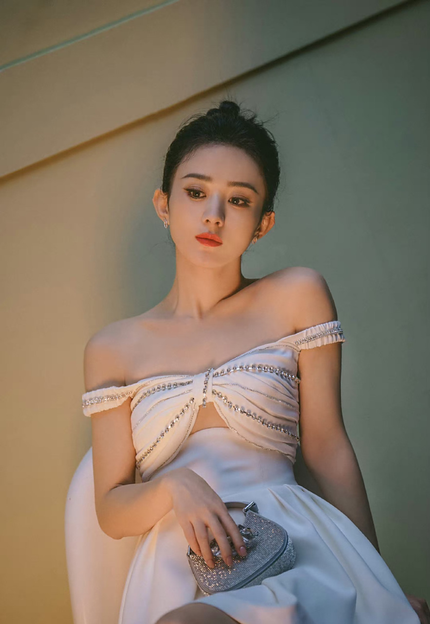 赵丽颖一字肩水钻白裙# 赵丽颖直角肩线条好完美,一字肩水钻连衣却