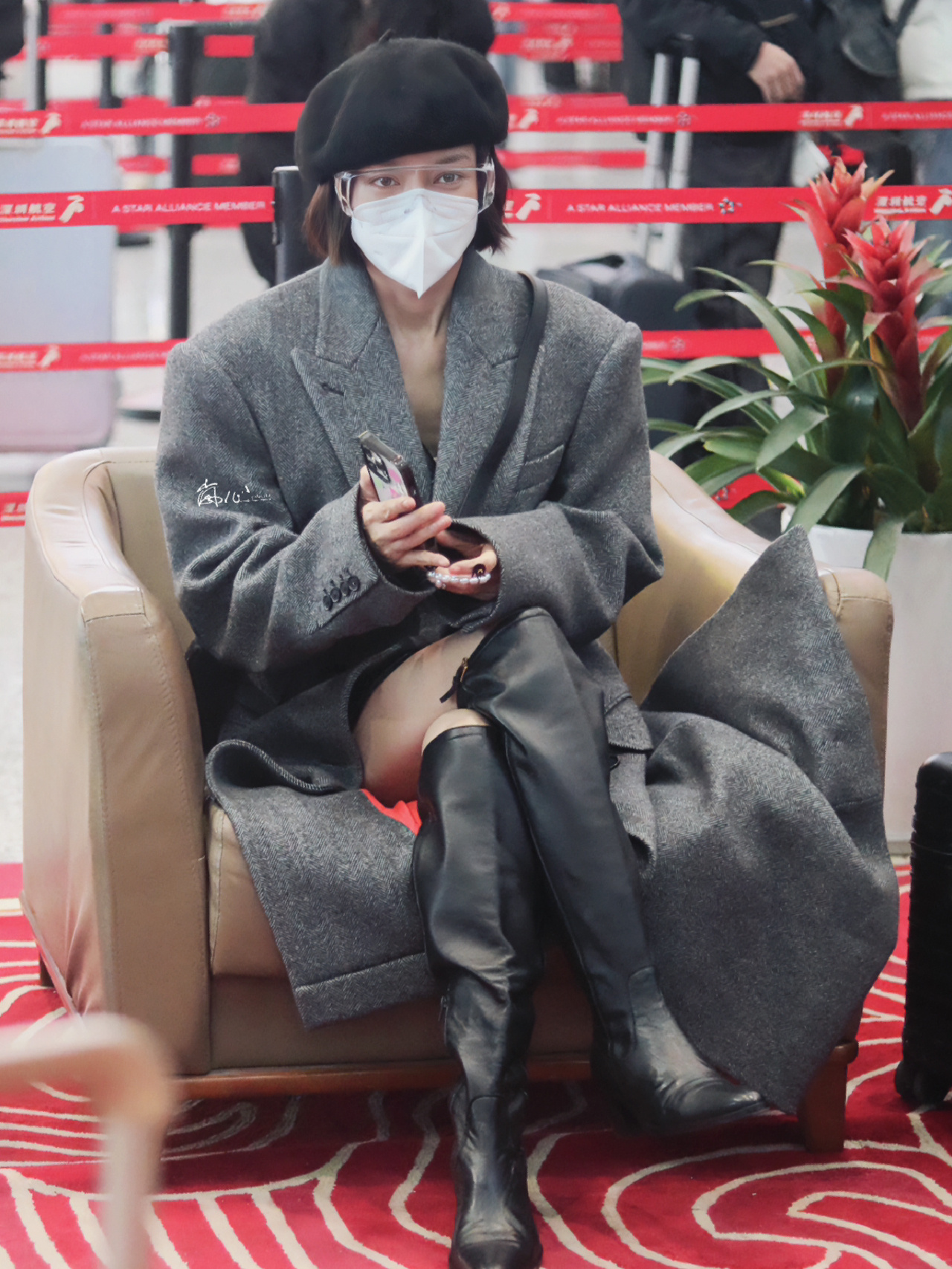 秦岚今日机场私服穿搭,笔直廓形大衣内搭皮质连衣裙和长筒靴,又酷又飒