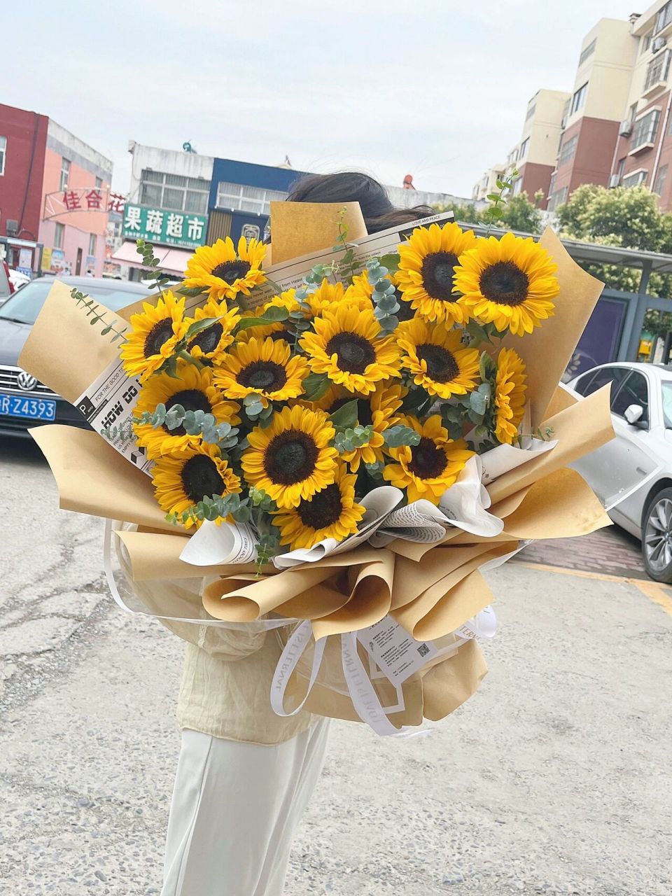 送妹妹18岁生日花束|同时祝贺高考结束 18支向日葵花礼