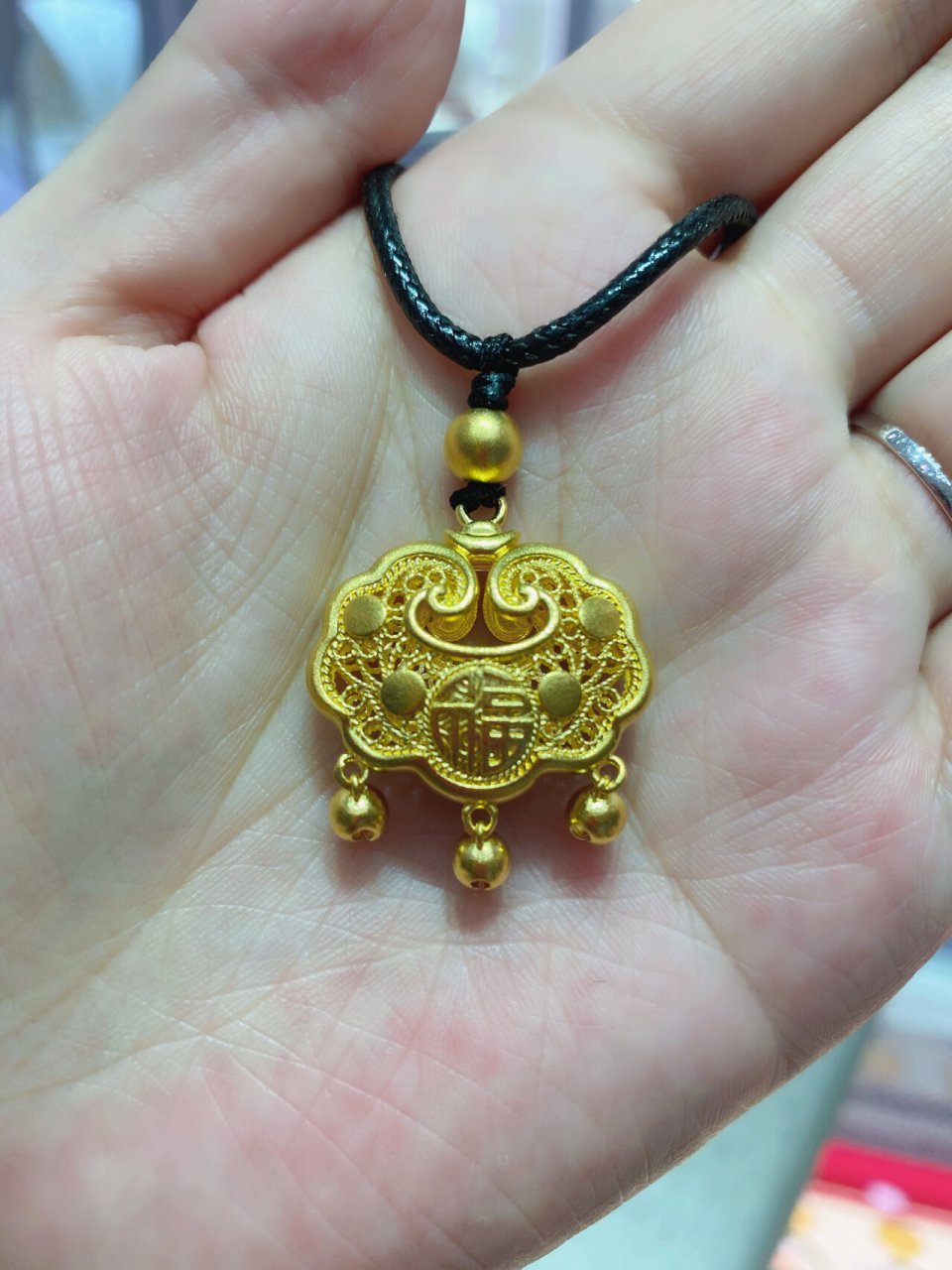 世纪缘珠宝～古法金锁 9696黄金金锁吊坠之所以受到人们的追捧