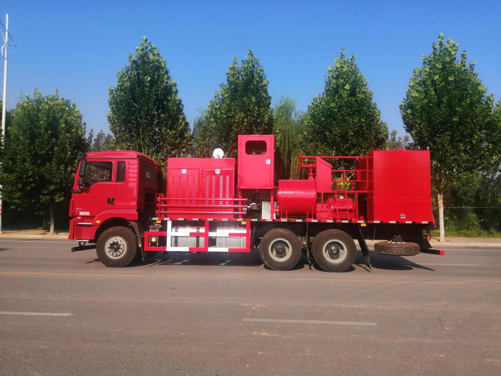 河南固井车 固井车是一种专门用于油田钻井的车辆,它可以在钻井过程中