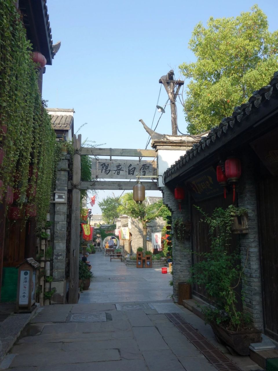 莫愁村景区分为 "民俗民艺体验地,田园乐活野奢地