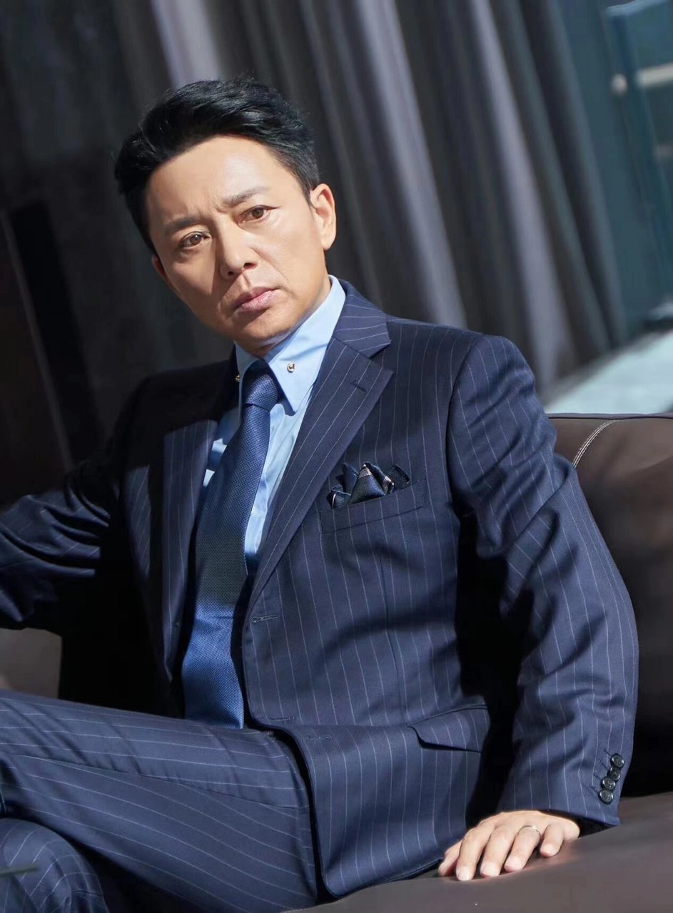 老实说75大叔和西装绝配!刘奕君最新剧照!