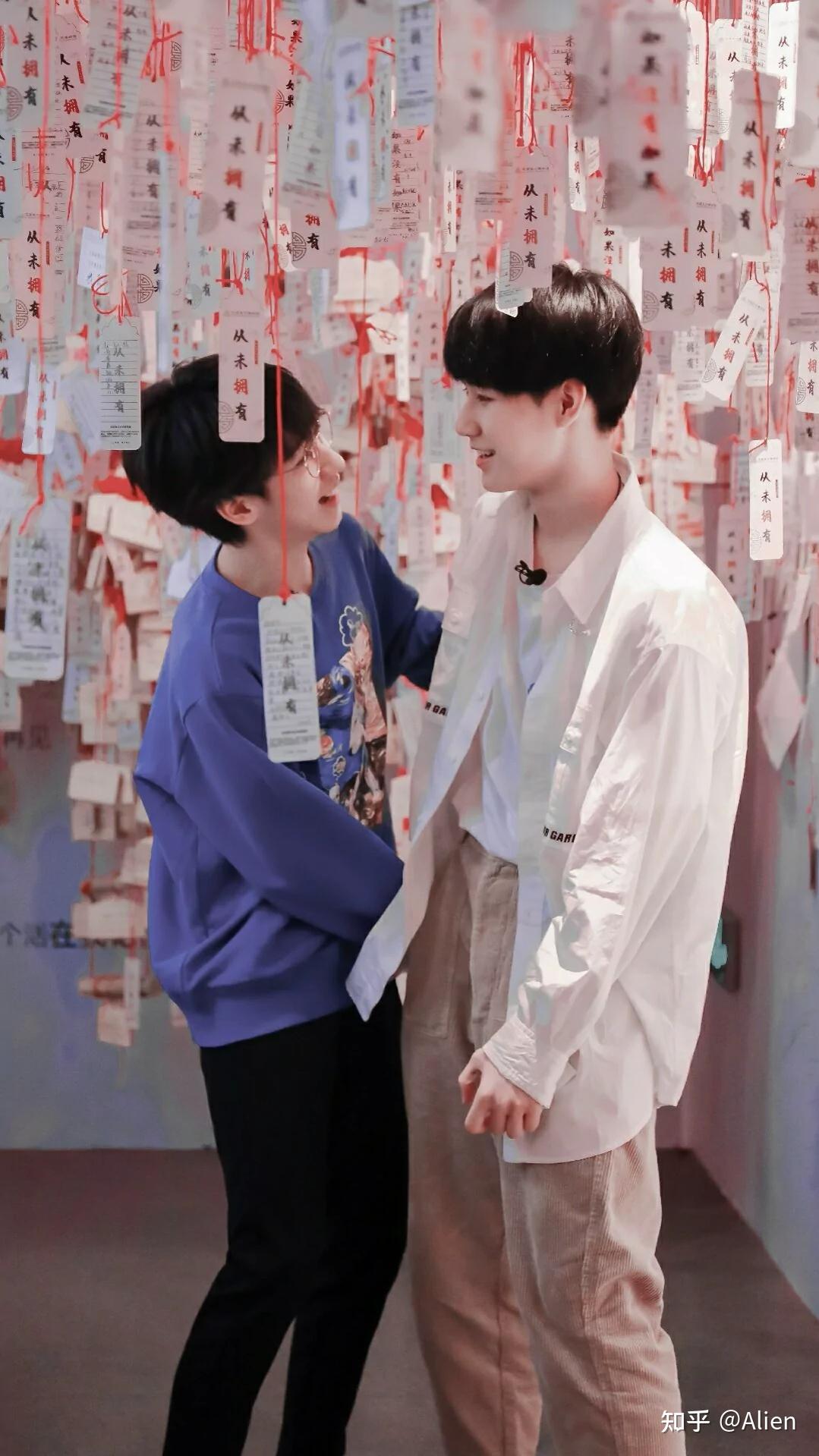 可以发一些张真源贺峻霖的绝美图片吗