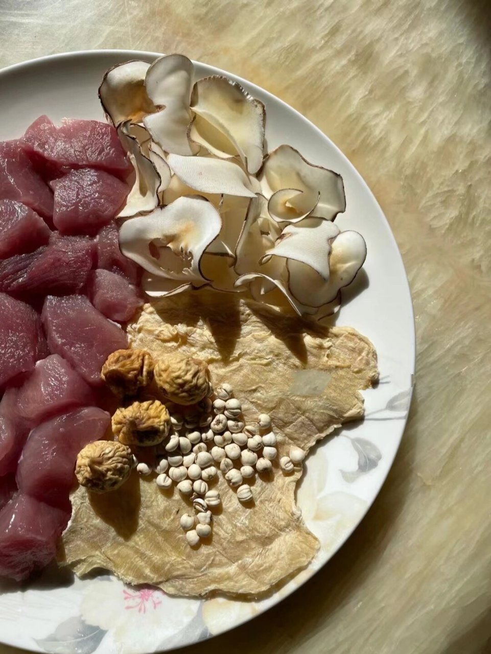 润肺化痰适合秋燥的季节 川贝 瘦肉 鳄鱼肉干 无花果干 海底椰放一起