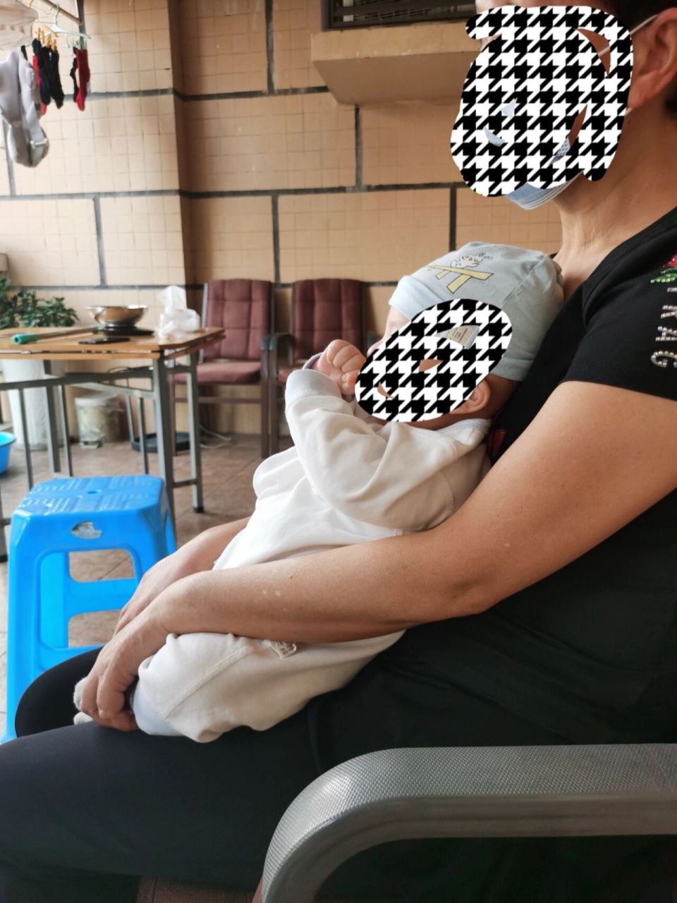 三个月靠坐行吗 宝宝比较胖,家里人抱久了累,他喜欢立着,才刚三个月