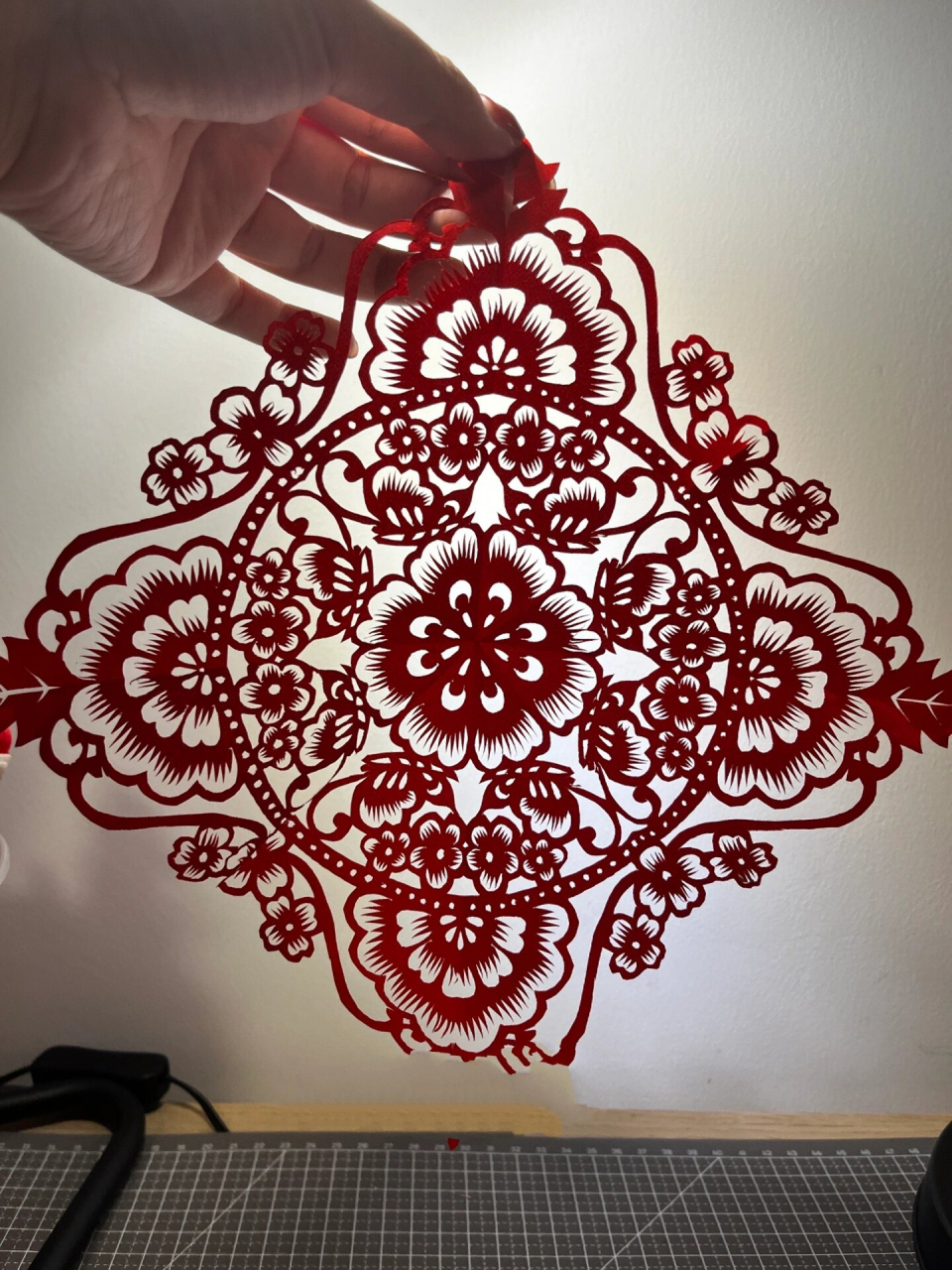 day 27 剪纸练习 蝶与花小团花  尺寸:18cm*18cm 用了单面宣,明显支棱