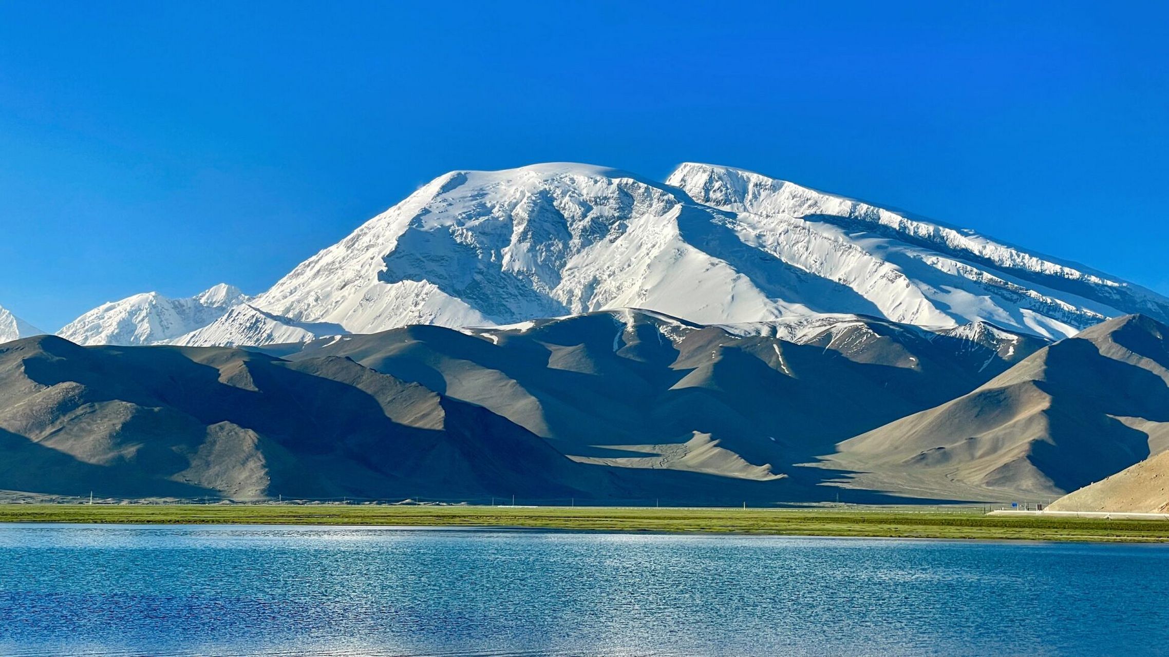 近距离接触慕士塔格峰 从塔县回喀什的路上,有一段是围绕着慕士塔格峰