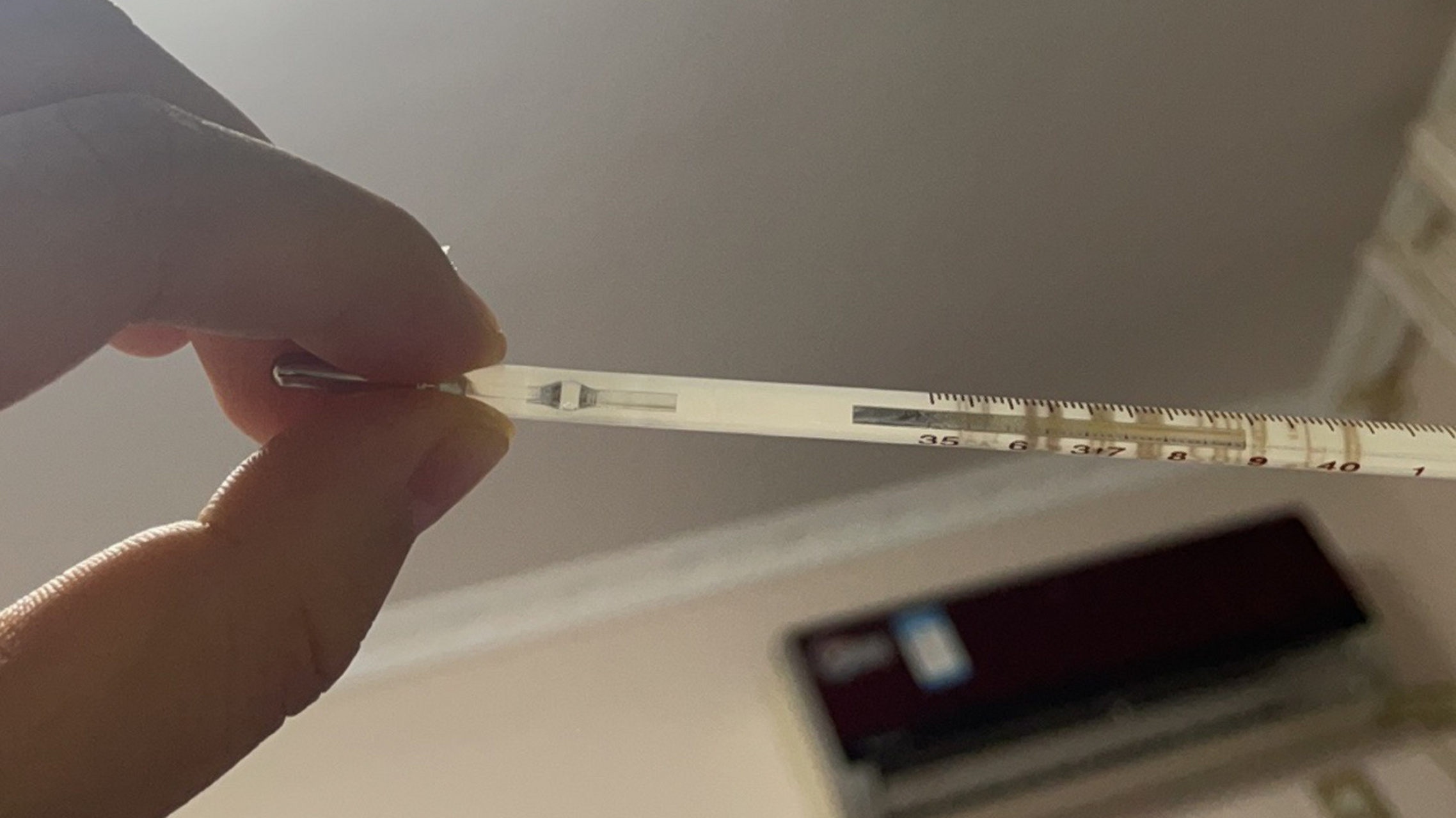 温度计的水银从中间断开了 中间断了很长一段 甩回去之后让家人量是