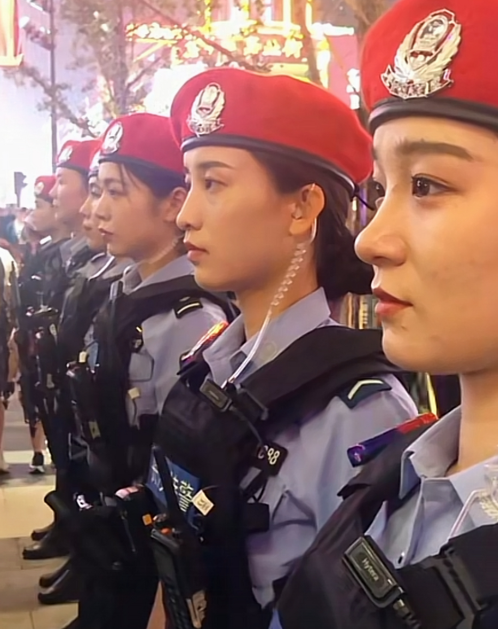 中国女警的红色贝雷帽,很吸睛