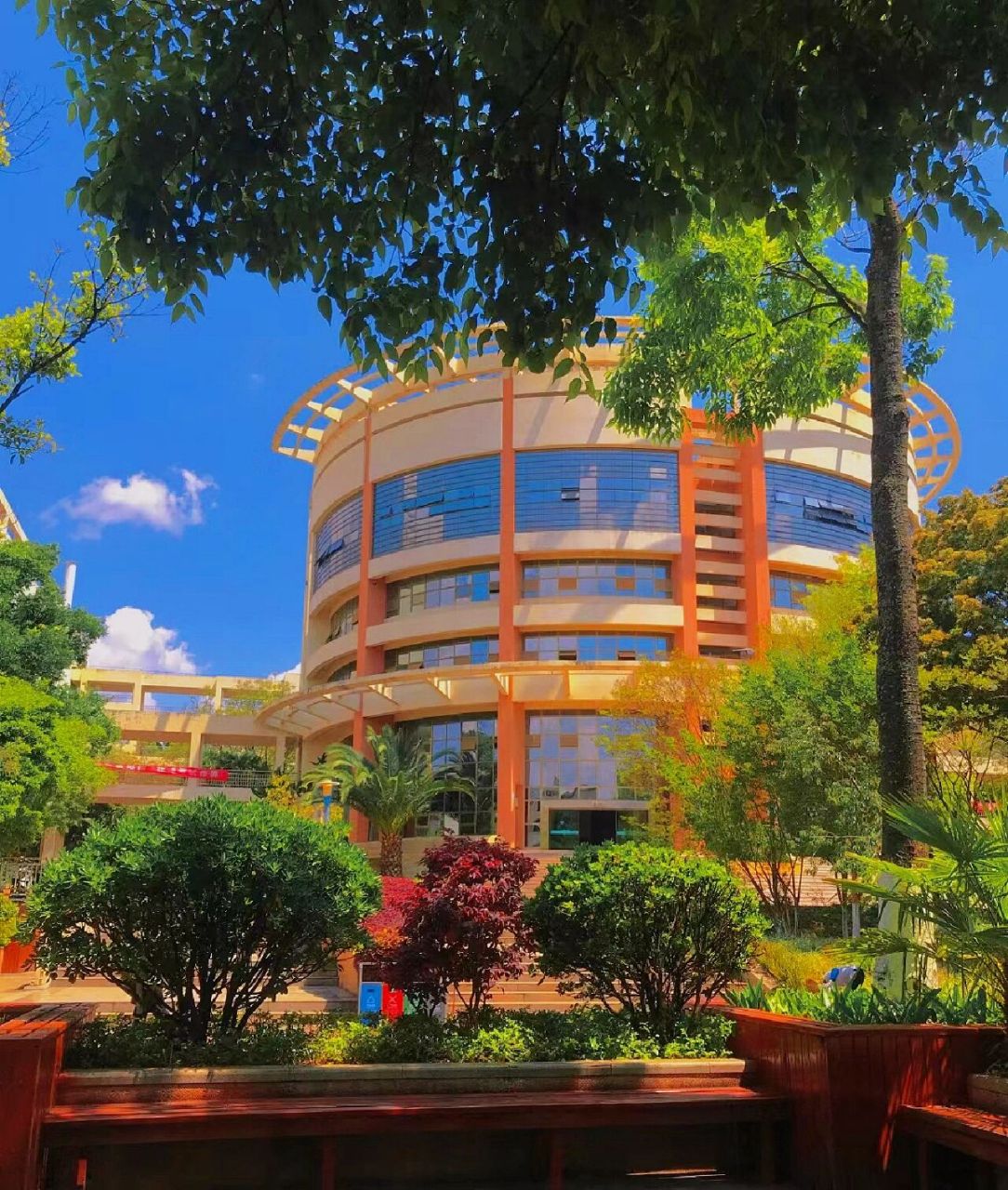 云南农业大学,简称"云农大",坐落于云南省昆明市,其历史可追溯到1077