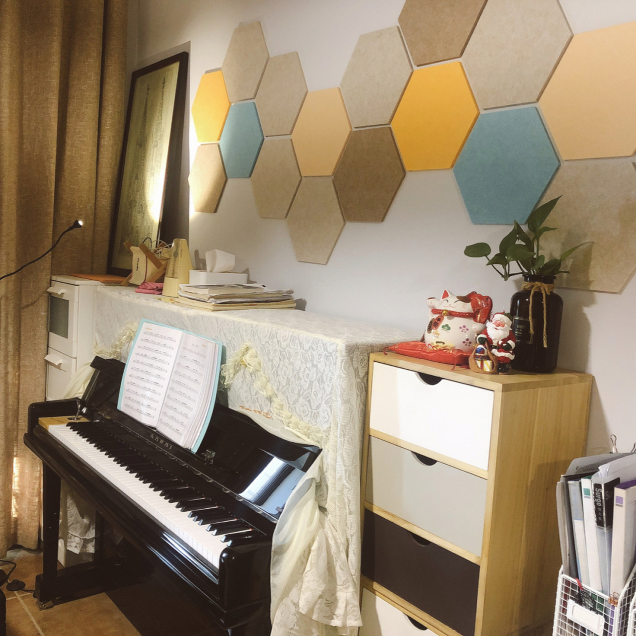 音乐工作室一角 每天工作的地方 必须布置得让人心情愉悦 再来一瓶