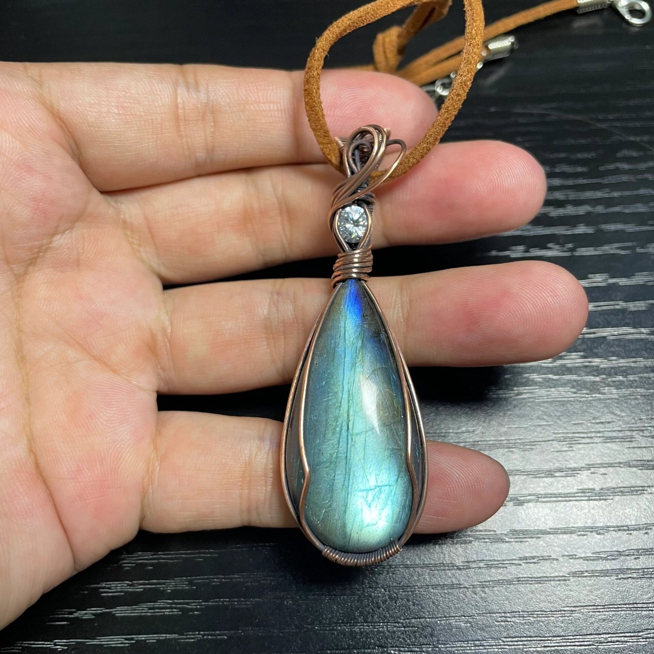 手工铜丝编织而成的吊坠 太美了,还得是手艺活好看,简单的一根铜丝