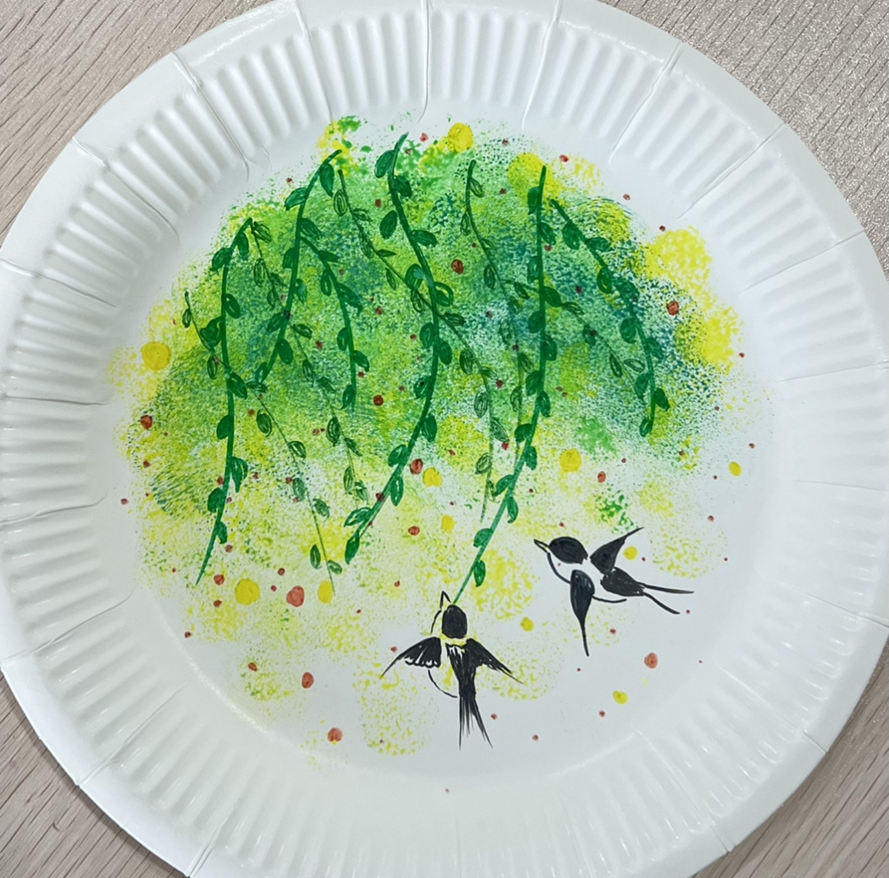 春天来啦    三分钟盘子画春天来了～泡沫棒沾两三种绿色和柠檬黄的