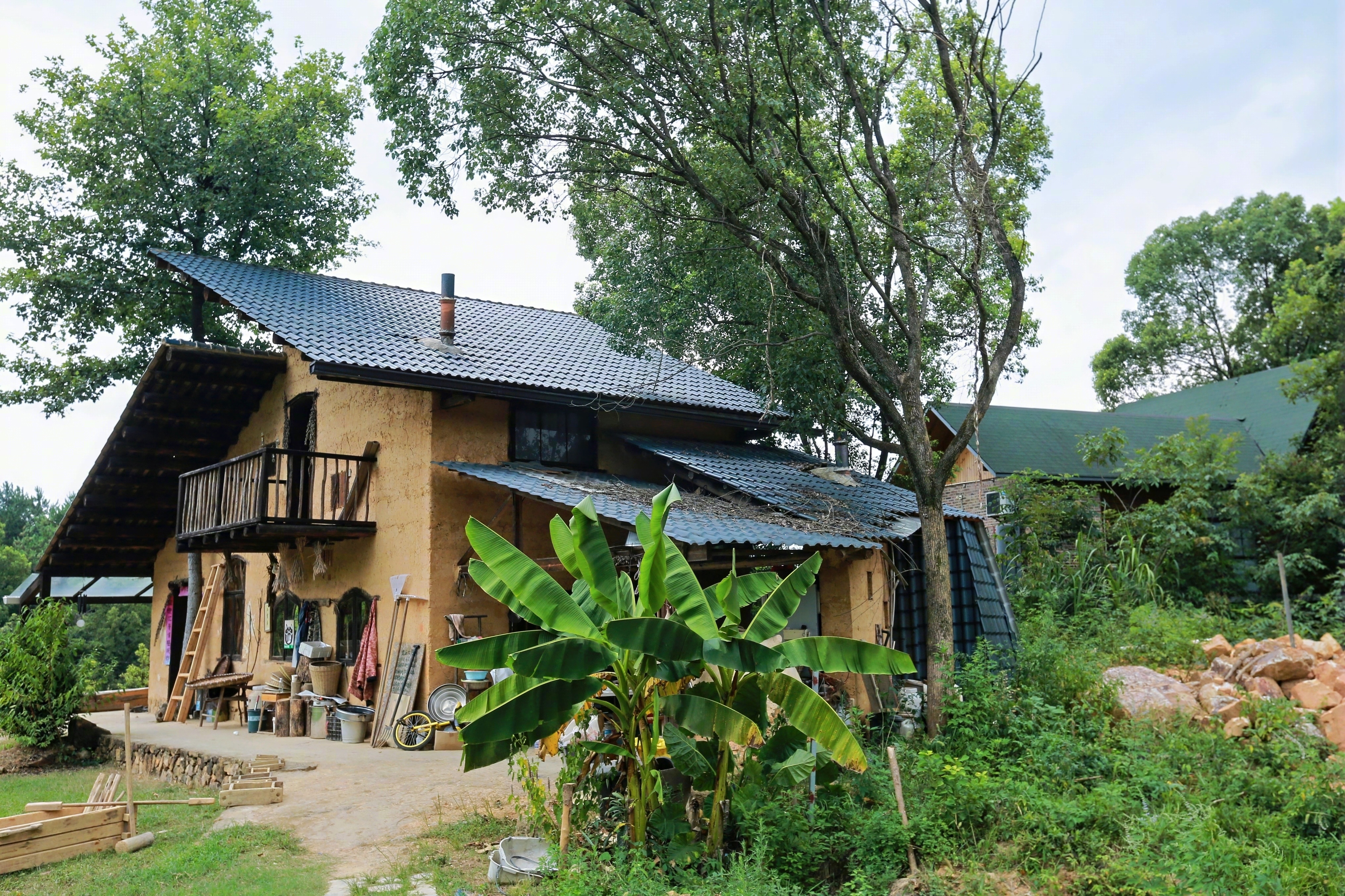 湖南湘乡,水府庙水库旁边,刘瑞夫妇长沙返乡多年营造一个夯土农场