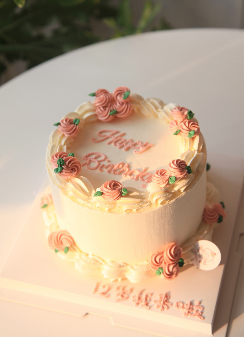 12岁蛋糕 简约风蛋糕 复古裱花蛋糕 新年的太阳,打在蛋糕上镶了层金边