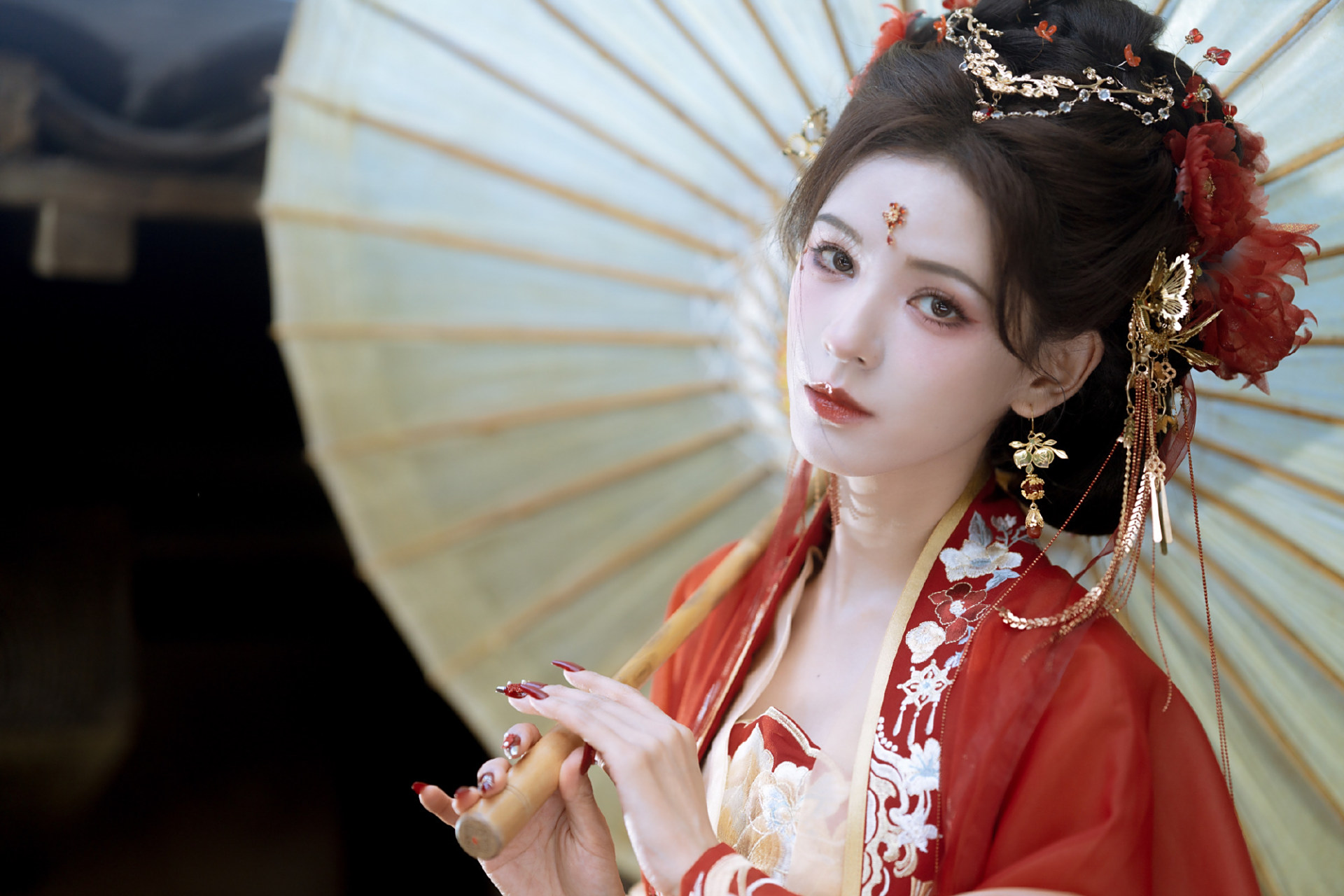 张予曦国风大典唯美造型:一袭红衣,一眸,一笑,是心动.