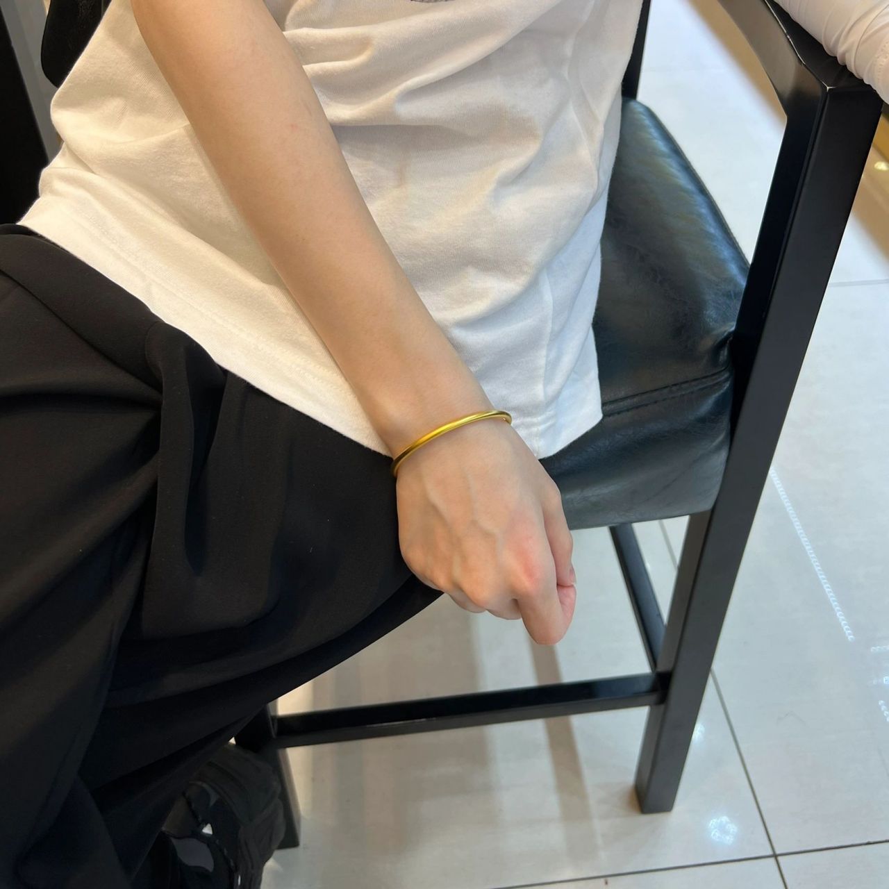 古法金手镯选粗还是细? 13.5cm的手腕粗细,圈选的是52.