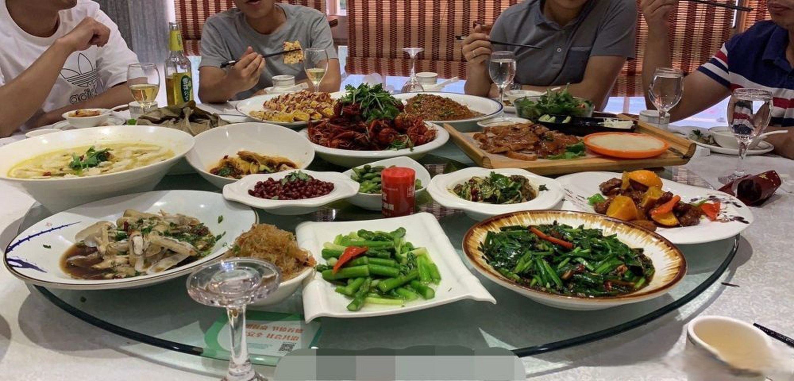 【在酒桌上遇到这两种人:一种深交,一种断绝来往!