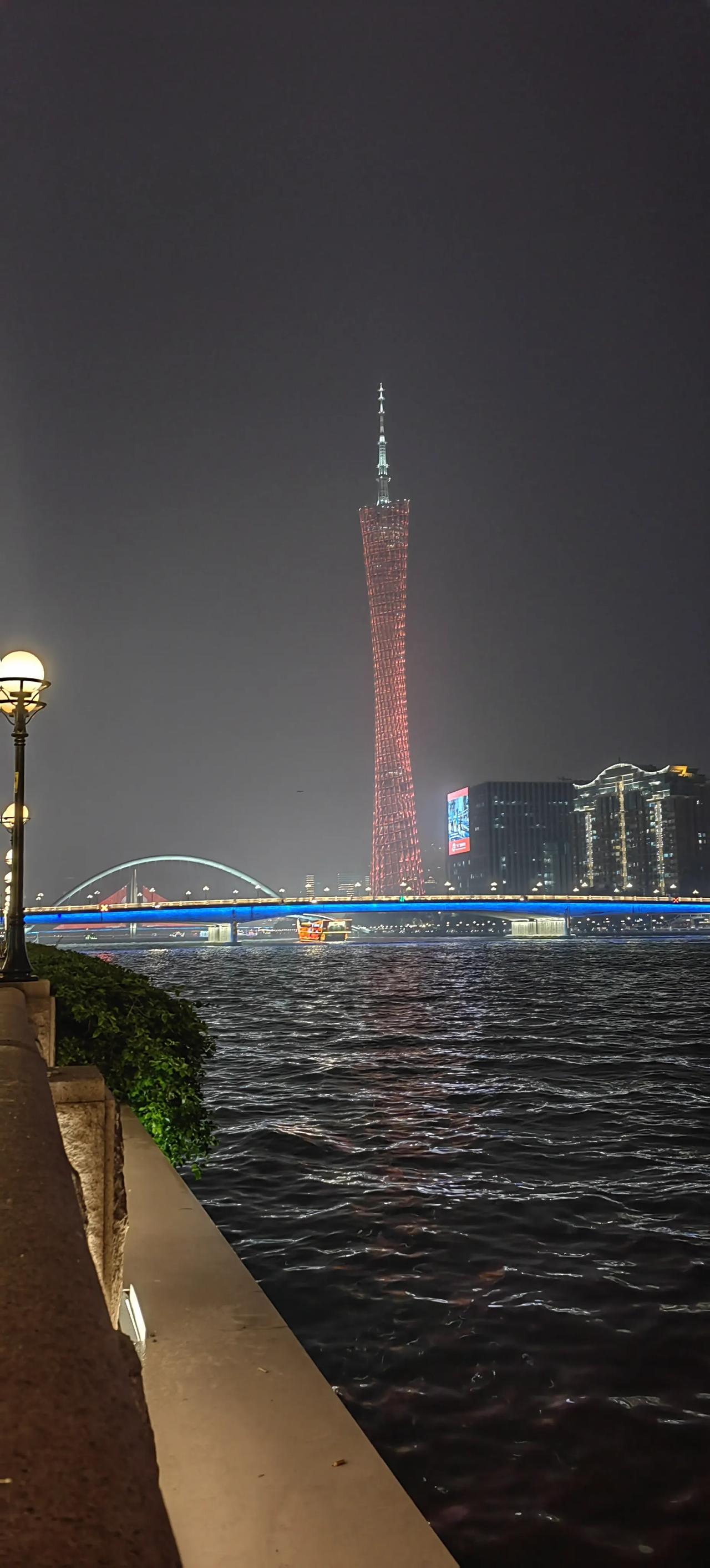 广州塔小蛮腰的夜景很漂亮
