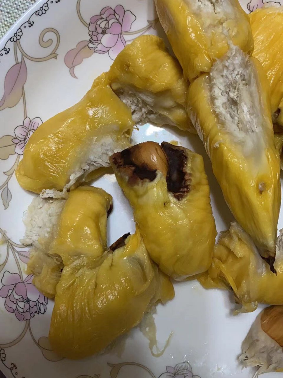 指猫山王榴莲果核有灼烧过的样子,痕迹发黑,厉害一点的,果核壳会烧穿