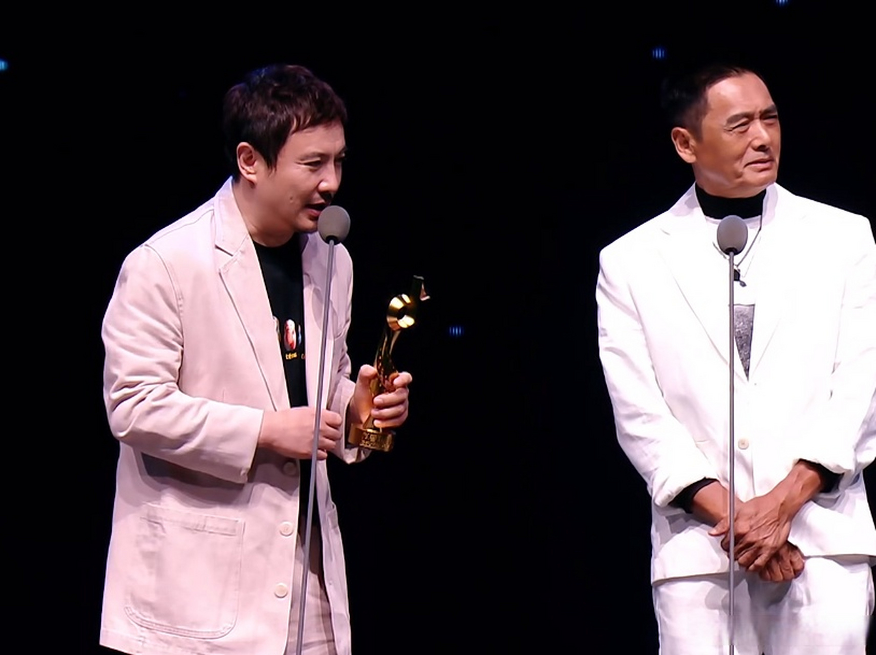 周润发和沈腾贴脸合影了诶!