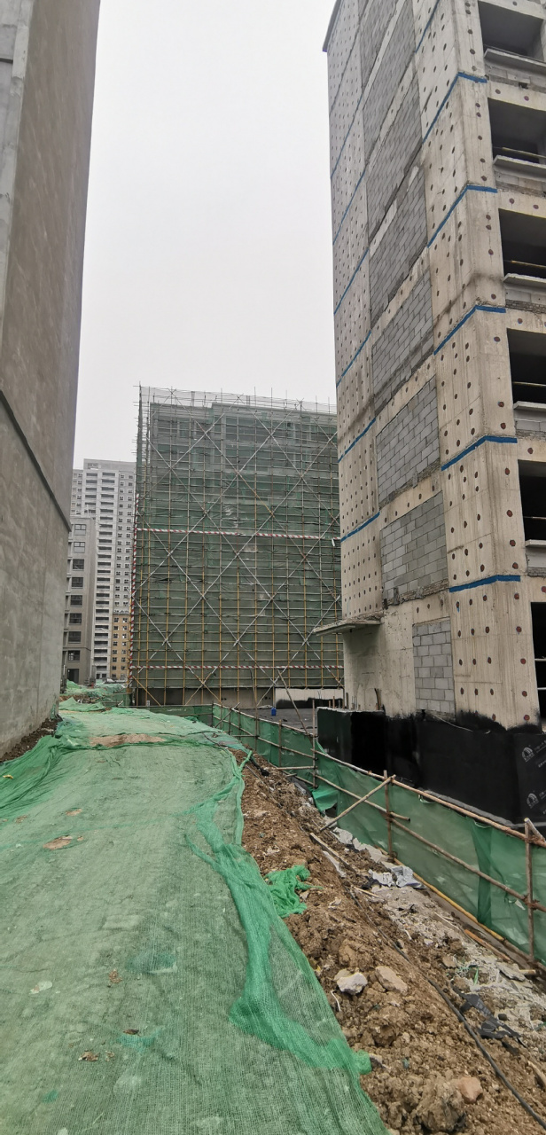 济宁# 【保利城三标段工程停滞,官方回应】 城投保利·创智中心(保利