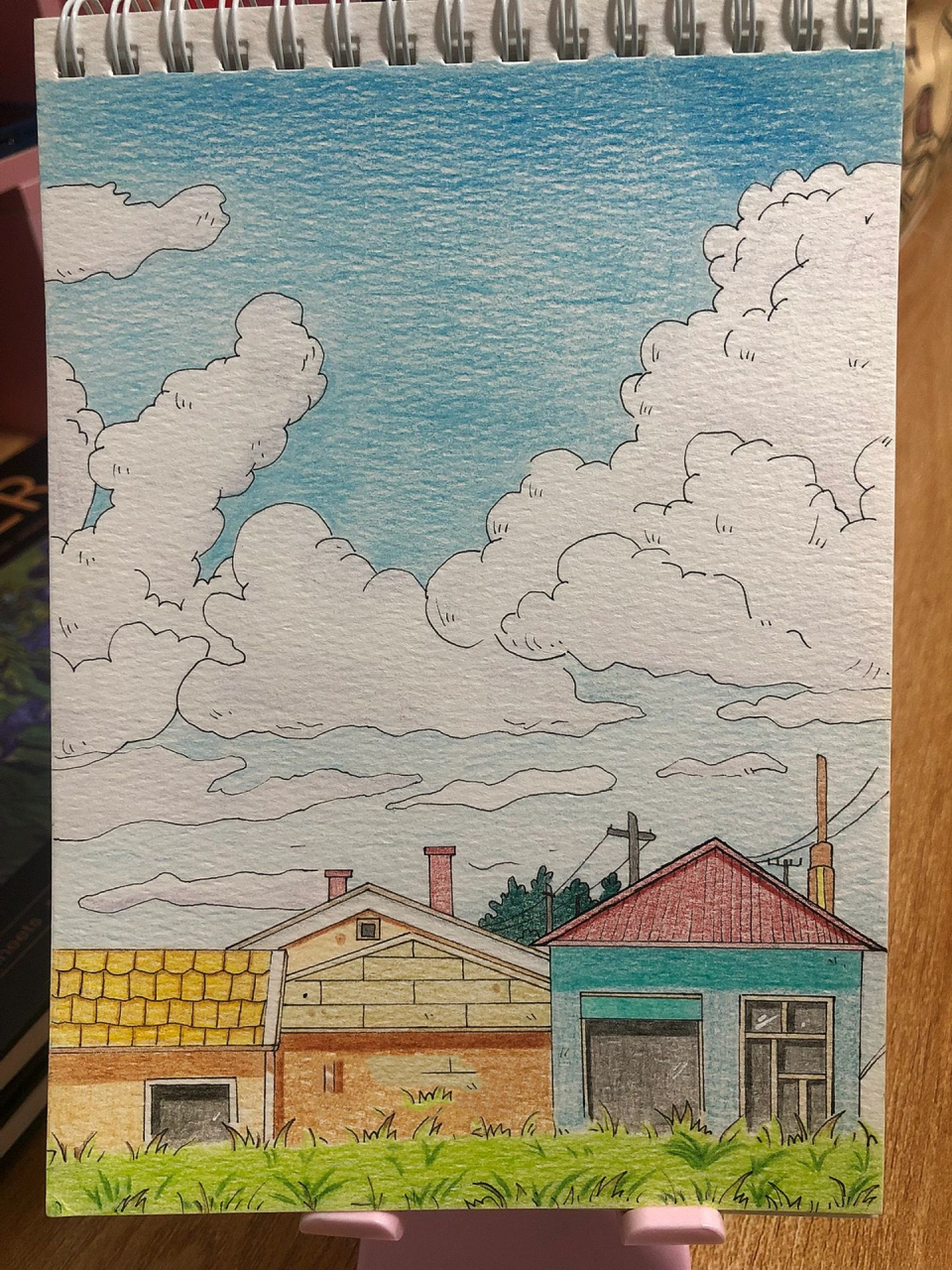 彩铅画|蓝天白云下的小房子(内附线稿)      临摹 年前收拾整理屋子