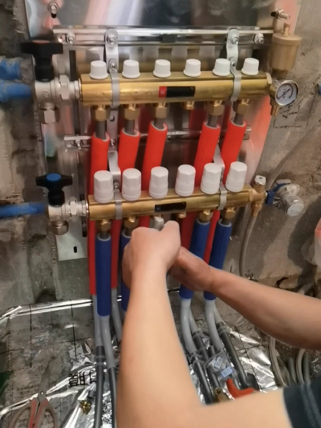 地暖分水器安装